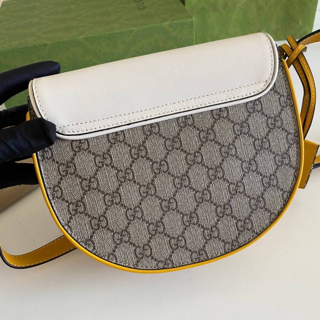 กระเป๋าสะพายคาดลำตัวรุ่นนี้โดดเด่นด้วยรูปทรงกลมสุดชิค ขนาดกะทัดรัด พร้อมด้วยหนังกระเป๋าที่ทำจากหนังแท้คุณภาพดี เพราะ Kira Chevron เป็นรุ่นที่ตอบโจทย์และครองใจสาว ๆ ได้อย่างแท้จริง เนื่องจากมีดีไซน์เรียบหรู โดยทางแบรนด์ได้ใช้เทคนิคการเย็บบนหนังเป็นลายเส้น 