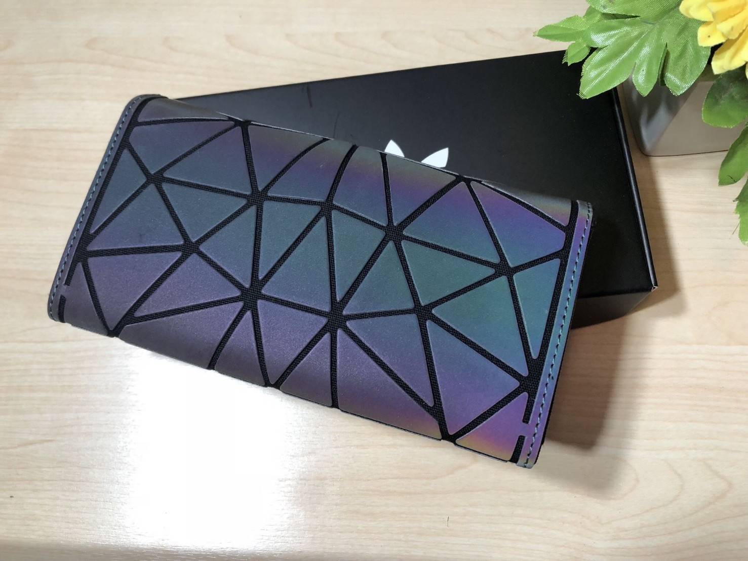 ADIDAS 3D WALLET Y2018 กระเป๋าสตางค์คอลเลคชั่นใหม่ดีไซน์สุดฮิต สไตล์ ISSEY MIYAKE ด้านหน้ามีโลโก้แบรนด์ เปิดปิดด้วยฝาปิด ภายในมีช่องใส่รูป ช่องใส่ธนบัตร, บัตร และช่องซิปใส่เหรียญ Don't miss!