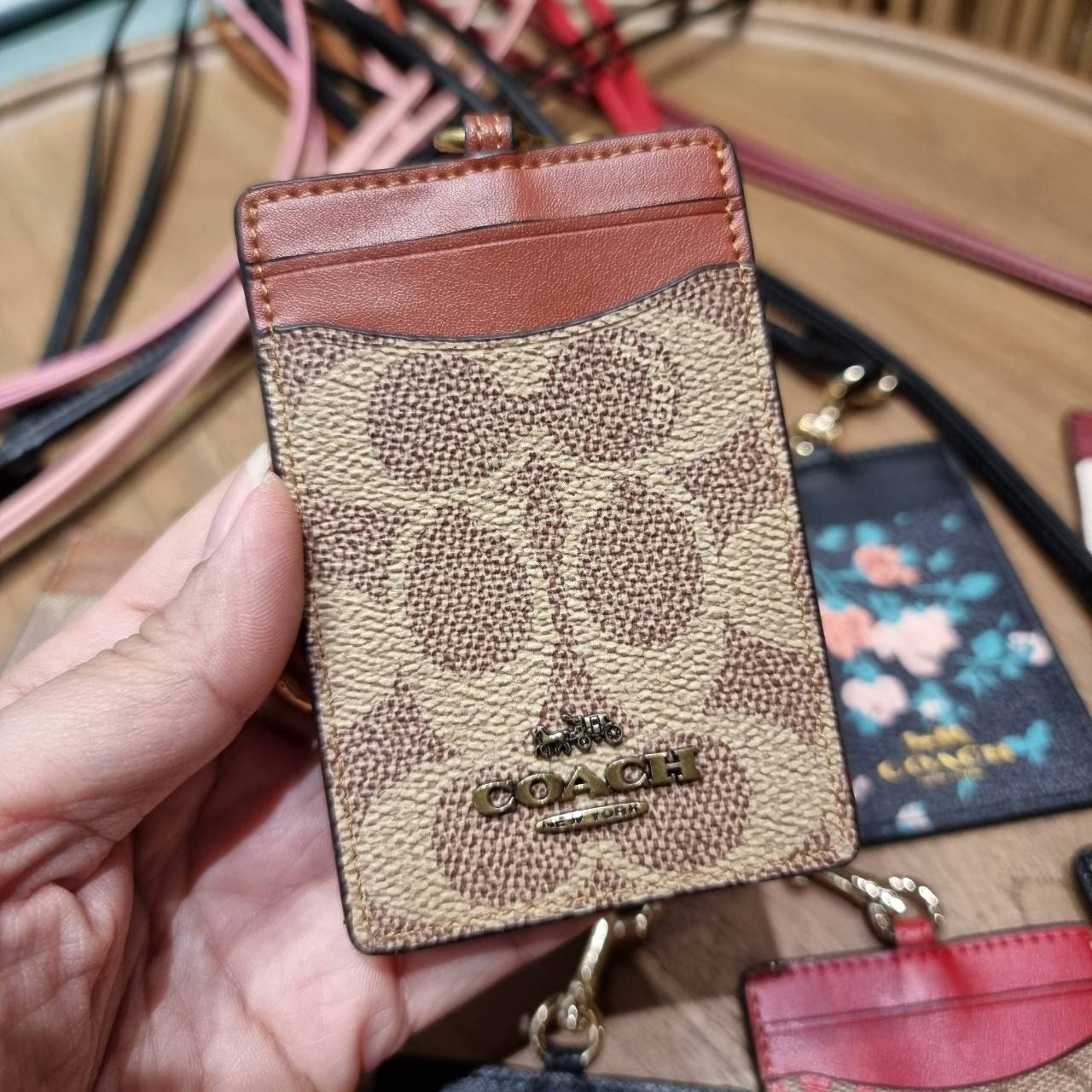 COACH ID LANYARD IN COLORBLOCK SIGNATURE CANVAS ง่ายๆแบบไม่ธรรมดา!! คลาสสิคแต่มีดีเทลโดดเด่น!! กระเป๋าถนอมบัตร พร้อมสายคล้องคอ ดีไซน์ลวดลายสวย ดูดีทุกแบบ ใช้งานง่าย พกพาสะดวก จะใส่บัตรพนักงาน บัตรเครดิต บัตรปชช. ใบขับขี่ และบัตรอื่นๆที่อยากจะใส่!! ตามใจไป