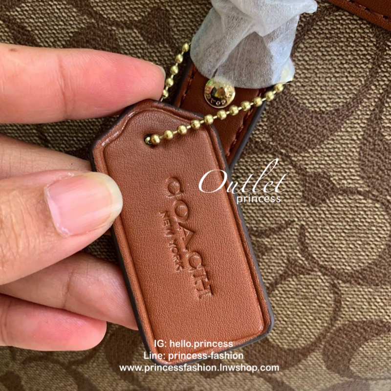 COACH CITY ZIP TOTE IN SIGNATURE BAG กระเป๋าถือหรือสะพายทรง tote ขนาดกำลังดี วัสดุหนัง pvc. เปิดปิดกระเป๋าแบบซิป ภายในกว้าง ใส่ iPad, A4 ของใช้ได้จุ มีช่องเล็ก และช่องซิปค่ะ Must Have!