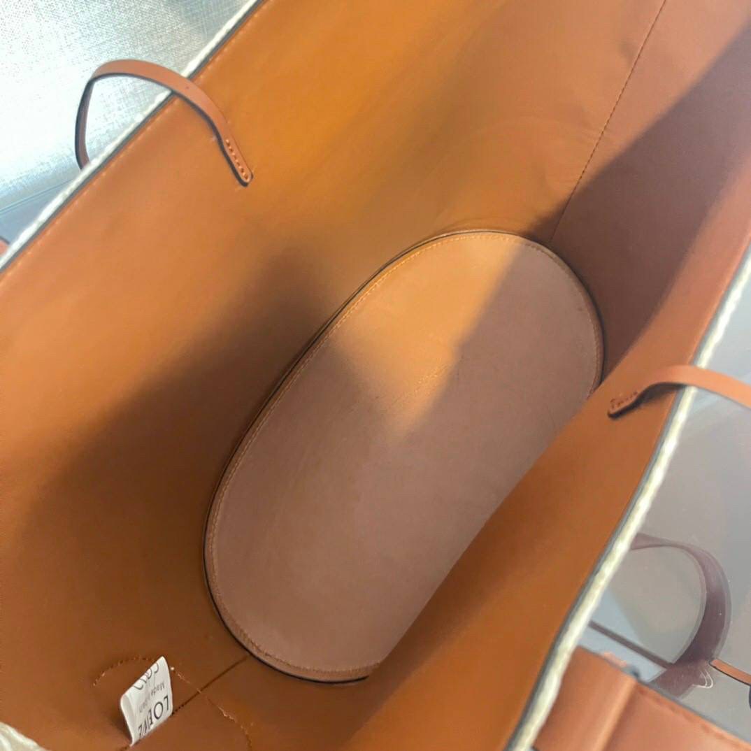 LOEWE Canvas Elephant Bag In Anagram Print คอลเลคชั่นใหม่ล่าสุดเลยค่ะ น้องช้างน่ารักมากมาย งานแบรนด์หรูจากประเทศสเปน โลเอเว่ (LOEWE) กระเป๋ารูปทรงช้างเป็นเหมือนหนึ่งในซิกเนเจอร์ของแบรนด์ ดีไซน์คงเอกลักษณ์วัสดุ Anagram Canvas Jacquard Fabric ผสมผสานกับหนัง