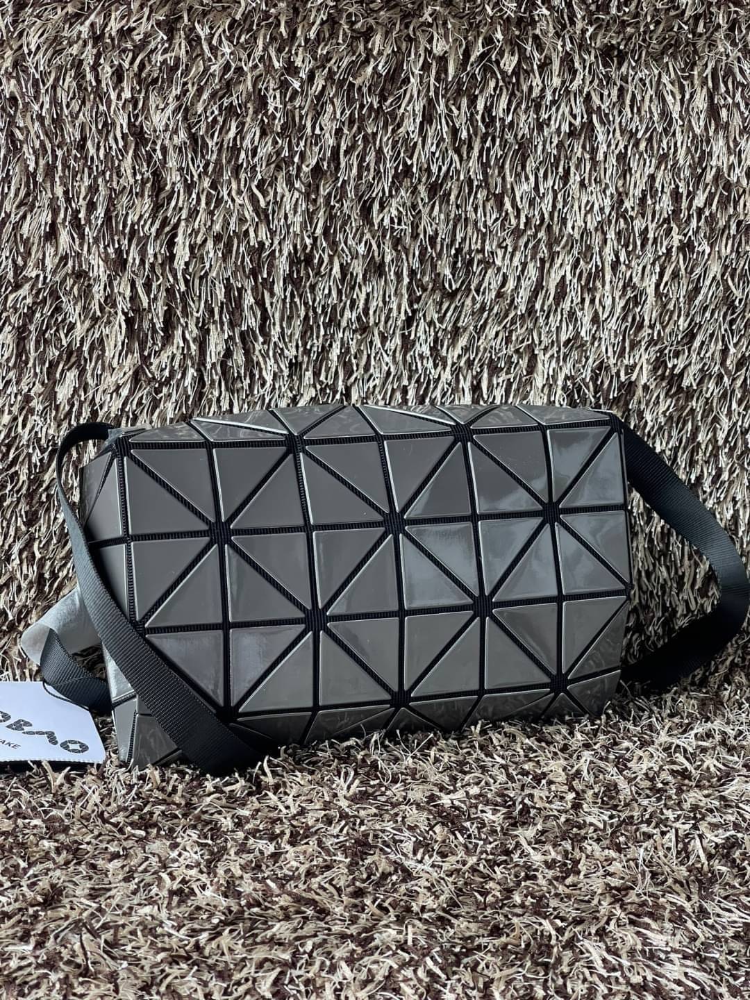 BAOBAO Issey Miyake CARTON GLOSS SHOULDER BAG มาในไซส์ขนาดกะทัดรัด โดดเด่นด้วยดีไซน์อันเป็นเอกลักษณ์ของแบรนด์ ที่สำคัญน้ำหนักเบา