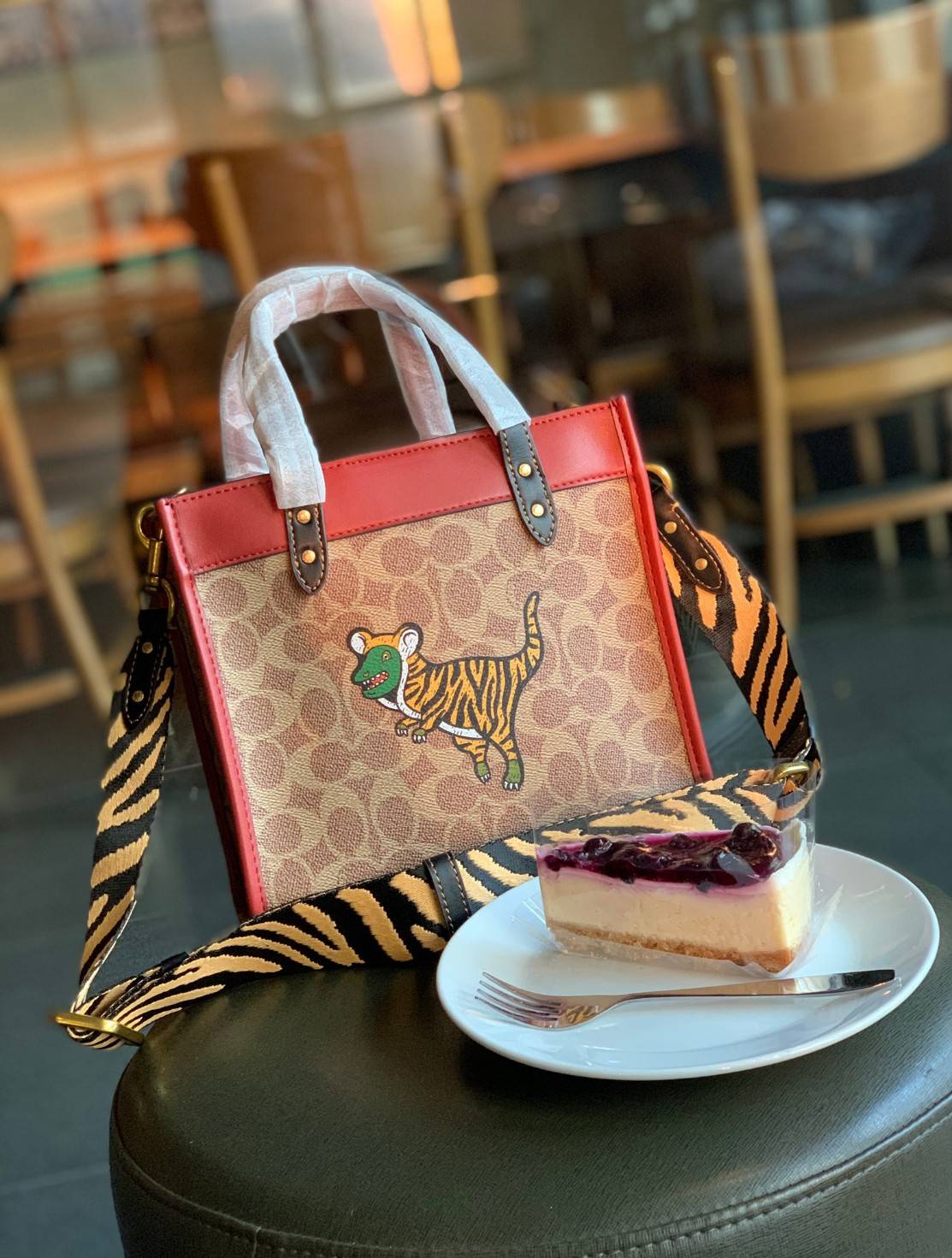 COACH LUNAR NEW YEAR FIELD TOTE 22 IN SIGNATURE CANVAS WITH TIGER REXY ((C7767)) 📌พร้อมส่งที่ไทย ต้อนรับปีเสือนี้กันค่าา! กระเป๋าทรงTote หนังแท้สวย 🔺ด้านหน้า สกรีนลาย Tiger Rexy อันเป็นสัญลักษณ์ประจำปีกันเลยค่ะ ปากกระเป๋าเปิดปิดแบบกระดุมแม