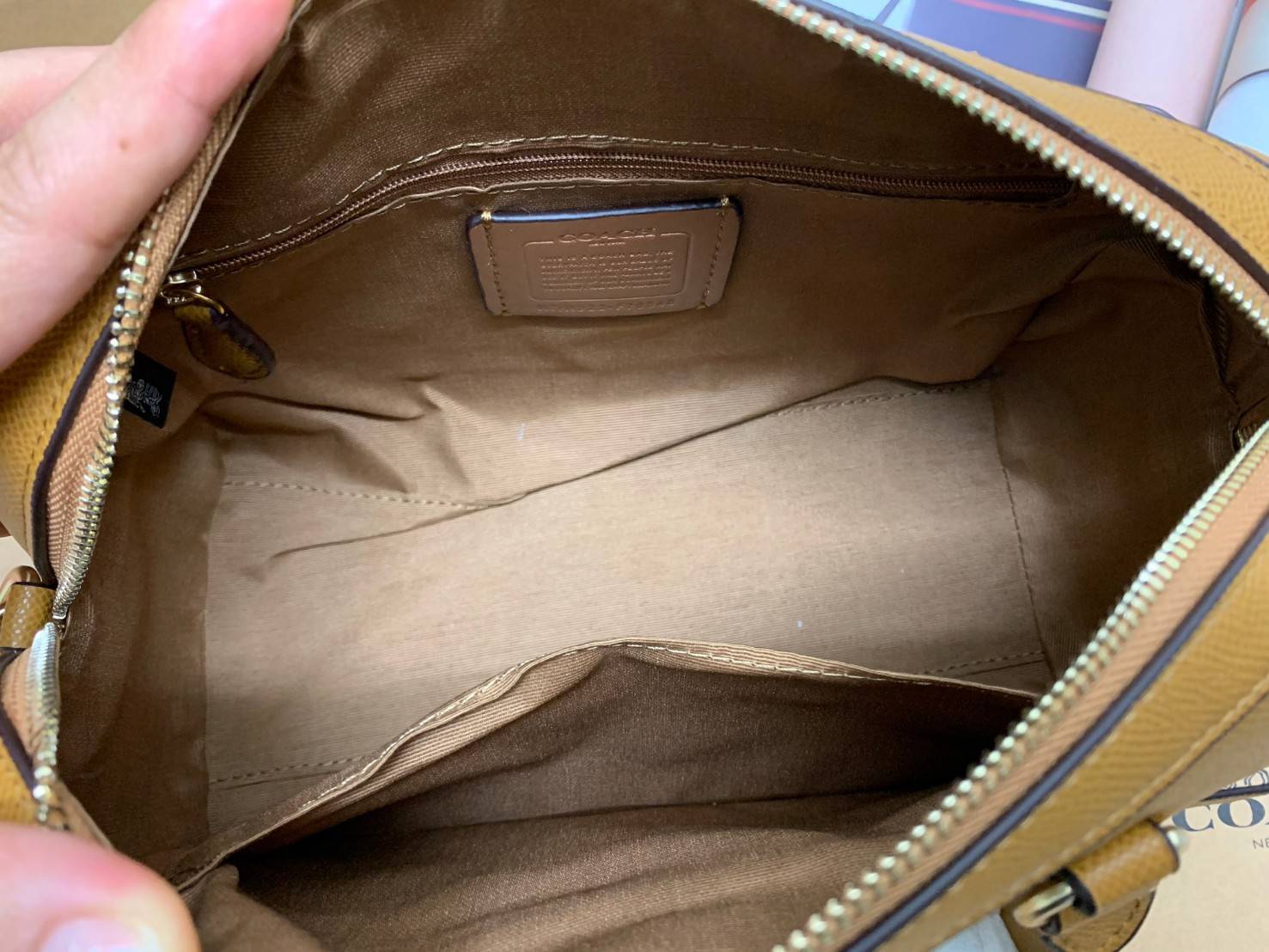 COACH ROWAN SATCHEL BAG ((79946)) กลับมาอีกครั้ง พร้อมสีหายากค่ะ! กระเป๋าหิ้วทรงหมอนสุดฮิตของสาวๆ//สะพายข้างได้ หนังแท้ ลายหนังสวย ทรงสวย ด้านหน้ามีช่องซิปให้หนึ่งช่อง เปิดปิดช่องหลักแบบซิป ภายในกว้างใส่ของจำเป็นของสาวๆได้ครบ มีช่องเล็กและช่องซิปใส่ของจุก