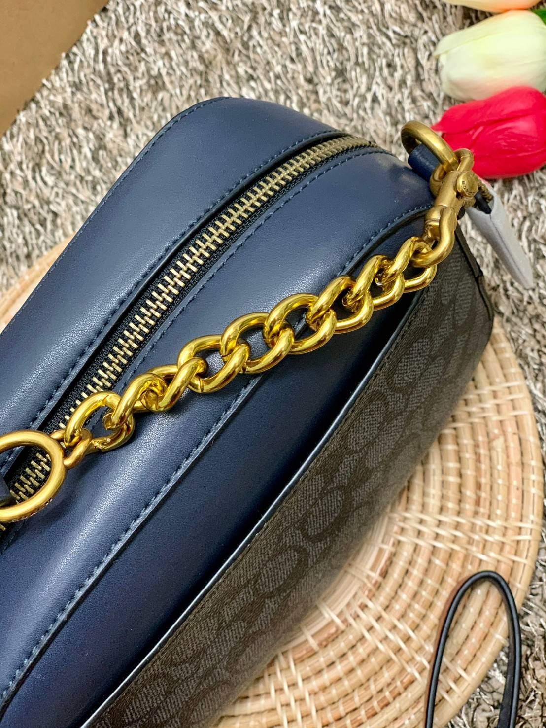 สินค้าขายดี พร้อมสีใหม่ 3สี ในไทยยังไม่มีค่ะ !! COACH SIGNATURE CROSSBODY BOX BAG ((F31208)) กระเป๋าสะพายวัสดุหนังแท้ จาก coach factory outlet หนังนิ่ม ทรงสวย ตัวกระเป๋าลายแบรนด์ ตัดขอบหนังเรียบได้สวยงามค่ะ ด้านหน้า-หลัง มีช่องสำหรับใส่ของ เปิดปิดกระเป๋าแ