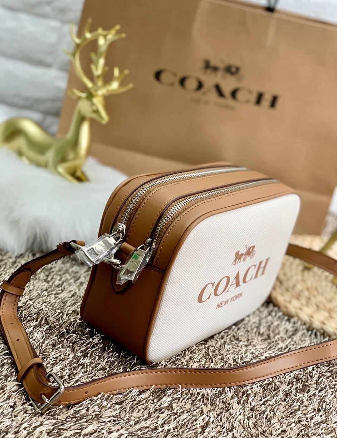 COACH JES CROSSBODY BAG ((6519)) พร้อมส่งที่ไทยก่อนใคร! กระเป๋าสะพายแบบครอสบอดี้ร์ วัสดุแคนวาส+หนัง ได้ลงตัวสวยงามค่ะ สีของกระเป๋าดูละมุลตาดีมากค่ะ ✔️ตัวกระเป๋ามี2ช่องซิปหลัก ภายในกว้างสามารถใส่กระเป๋าเงินใบยาวได้;มือถือได้ทุกรุ่น;ของจำเป็นอื่นๆได้