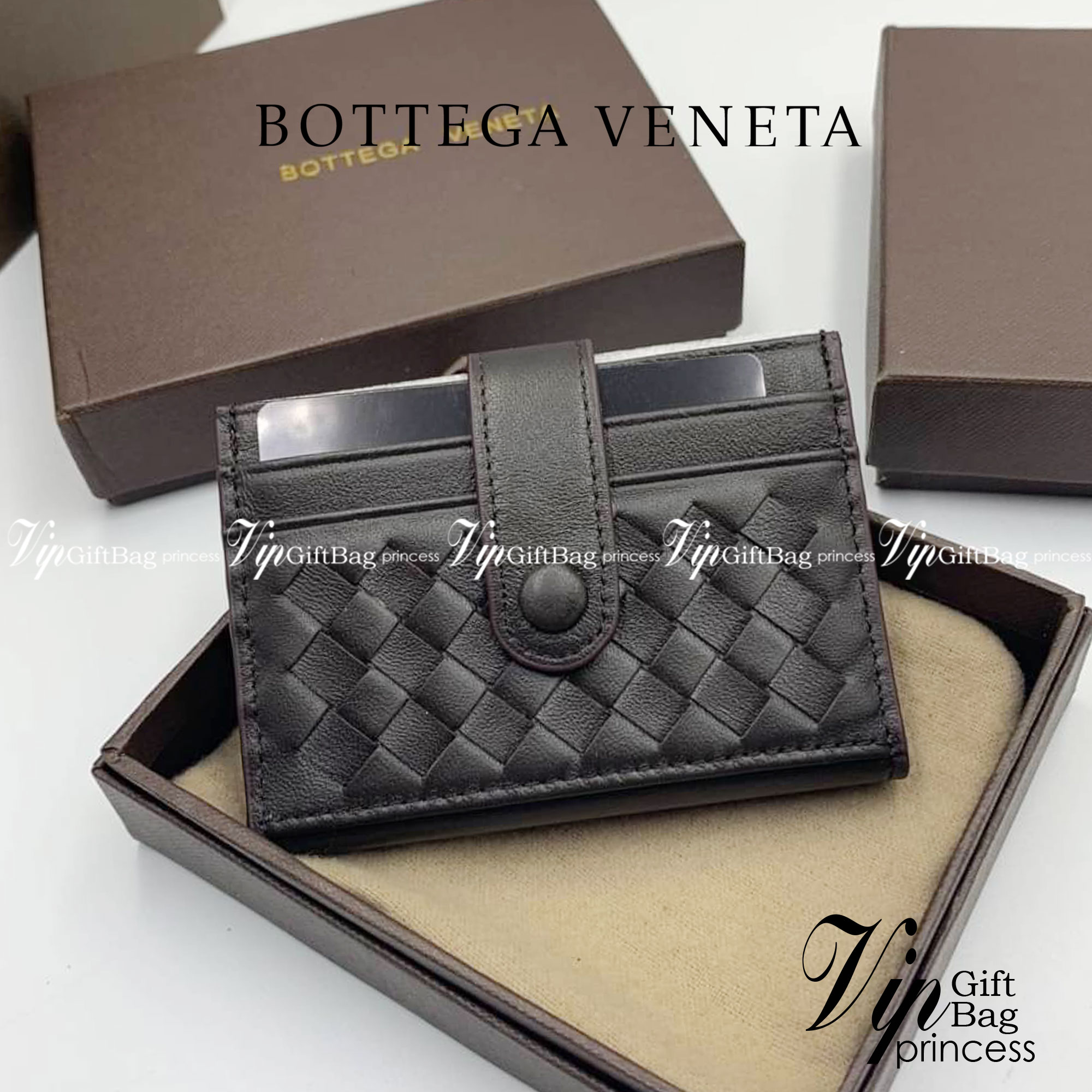 หนังแท้ BOTTEGA VENETA CARD HOLDER BI-FOLD / BV Card Holder พร้อมส่งที่ไทย กระเป๋าใส่บัตร 2 พับ รุ่นคลาสสิกที่หยิบมาใช้งานได้บ่อยที่สุด งานหนังลูกวัวแท้ทั้งใบ ใช้ทนทานได้นาน ใช้ทนทานได้นานภาพสินค้าถ่ายจากงานขายจริง ใช้งานต่างประเทศได้ค่ะ