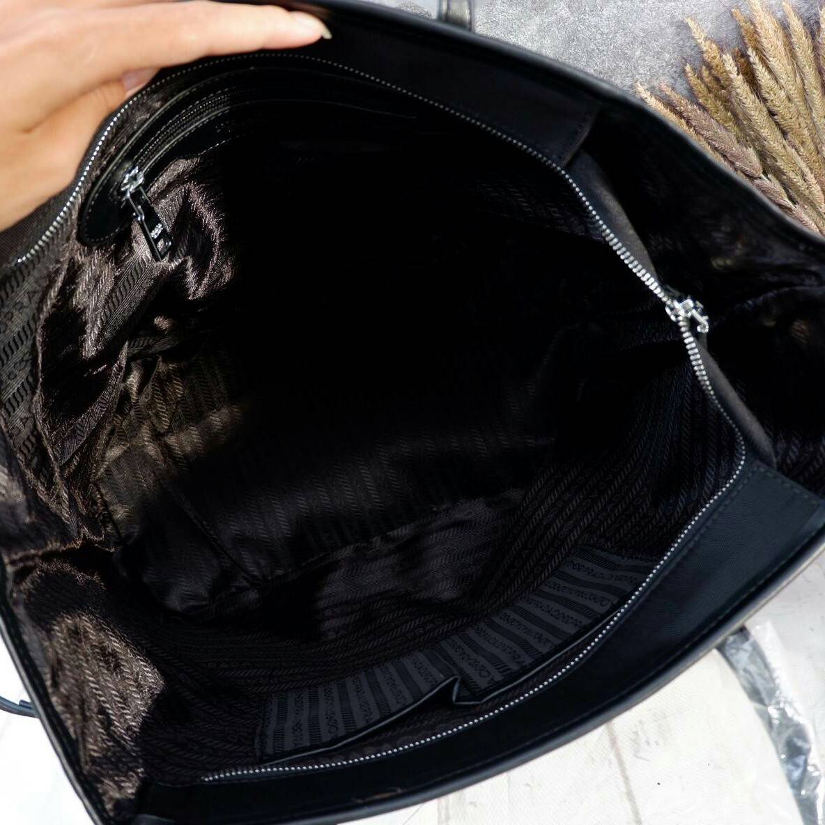 ใบใหญ่ที่สุดในสต้อคไปเลยค้าาา 😲😲 คุ้มจุใจสาวๆค้า ใบนี้ Must Have item! กระเป๋าสะพายทรง TOTE ใบใหญ่ จากพรีเมี่ยมกิ้ฟท์เคาเตอร์แบรนด์ PRADA เปิดปิดด้วยซิป สะพายไหล่ได้ ไม่ติด จุคุ้มมากสุดๆค่ะ ใส่เสื้อผ้า 1-2 วันได้สบาย ด้านข้างสามารถปรับได้ส