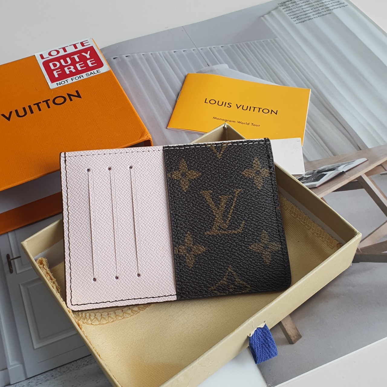 งานหรูเว่อวัง LOUIS VUITTON CARD HOLDER (GWP) 💳 ที่ใส่บัตร จากพรีเมี่ยมกิ้ฟแบรนด์หรู ดีไซน์สวยเก๋ หนังแท้ลายสวยเป็นเอกลักษณ์ ขนาดกำลังดี ใส่บัตรอย่างน้อย 7 ใบ พกพาสะดวก จะซื้อไว้ใส่บัตรใบหรู หรือซื้อให้เป็นของขวัญ ก็ควรค่าที่สุดคะ ห้ามพลาดนะคะ