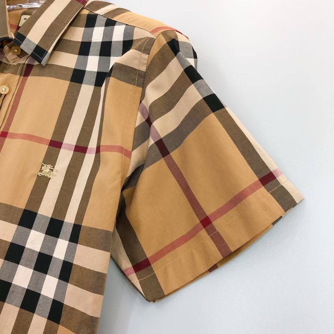 BURBERRY SHIRT / BURBERRY SHORT SLEEVE VINTAGE CHECK SHIRT เสื้อเชิ้ตแขนสั้นแบรนด์เบอเบอรี่ ลายสก็อตสุด classic เรียบหรู ดูดี ภูมิฐานมากๆค่ะ สินค้านำเข้าคุณภาพเทียบแท้ งานสวยเทพ เนื้อผ้าอย่างดี เป๊ะมาก รับประกันความพอใจเลยนะคะ ใส่เป็นเชิ้ตติดกระดุมเนี๊ยบๆ