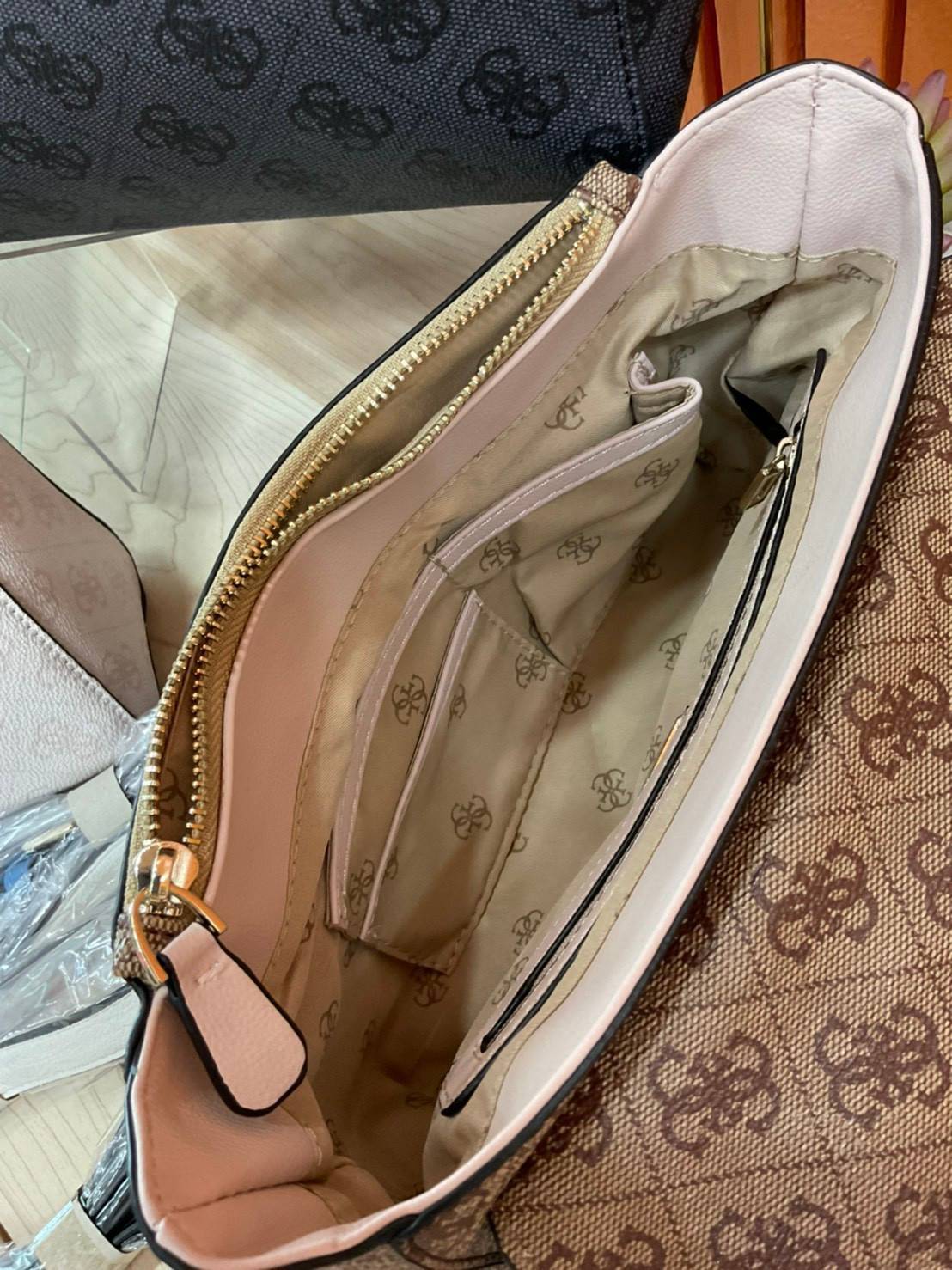 ราคาปังปิ๊นาศ (!!) มากแม่ 💕 GUESS Candace Top Handle Flap Bag กระเป๋าสะพาย Crossbody / คล้องแขน ถือออกงานได้ ทรงน่ารัก จากแบรนด์ GUESS สวยอยู่ทรง ขนาดกำลังดี น้ำหนักเบา ด้านหน้ามีโลโก้แบรนด์อะไหล่ทอง มีอะไหล่โซ่ห้อยด้านหน้าสามารถคล้องแขนและถือได้ 