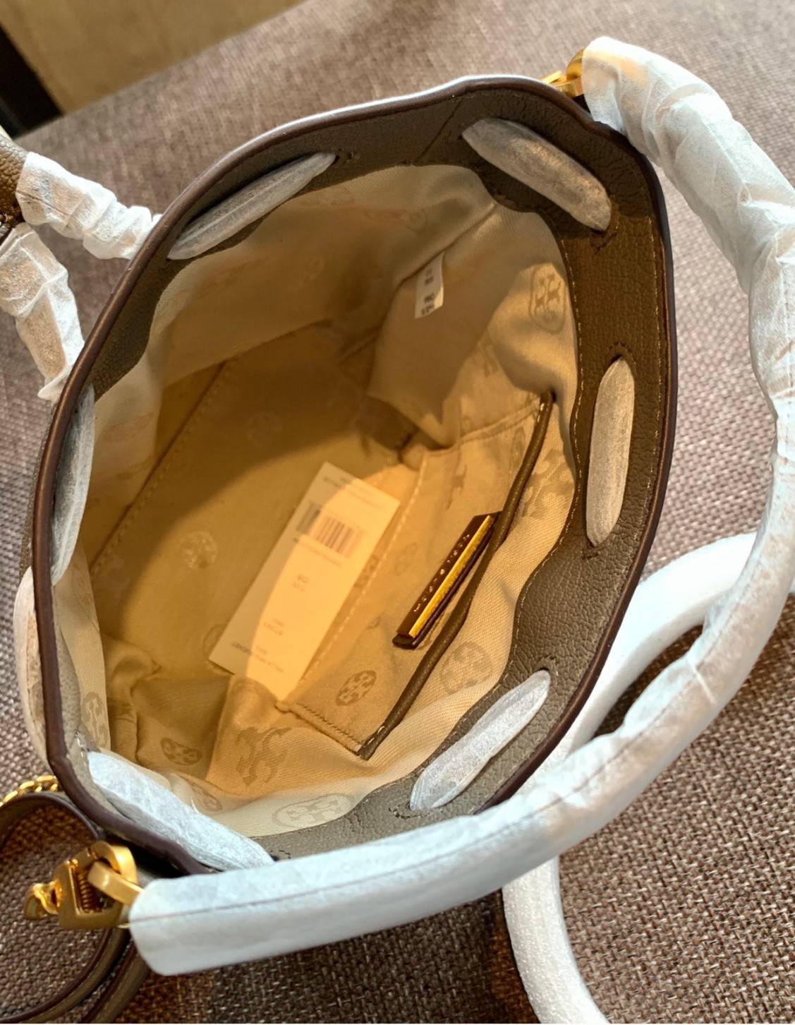 น้องสวยเกินเบอร์ คุณภาพแน่น จำนวนจำกัด! TORY BURCH MINI WILLA BUCKET BAG พร้อมส่งที่ไทย แนะนำต้องมีค่า กระเป๋าทรงจนมจีบ หนังแกะแท้((หนังแกะจะมีคุณภาพดีและแพงกว่าหนังวัวนะคะ)) ลายหนังสวย เดินด้ายลายนวม สัมผัสแล้วสาวๆหลงรักแน่นอนค่าา