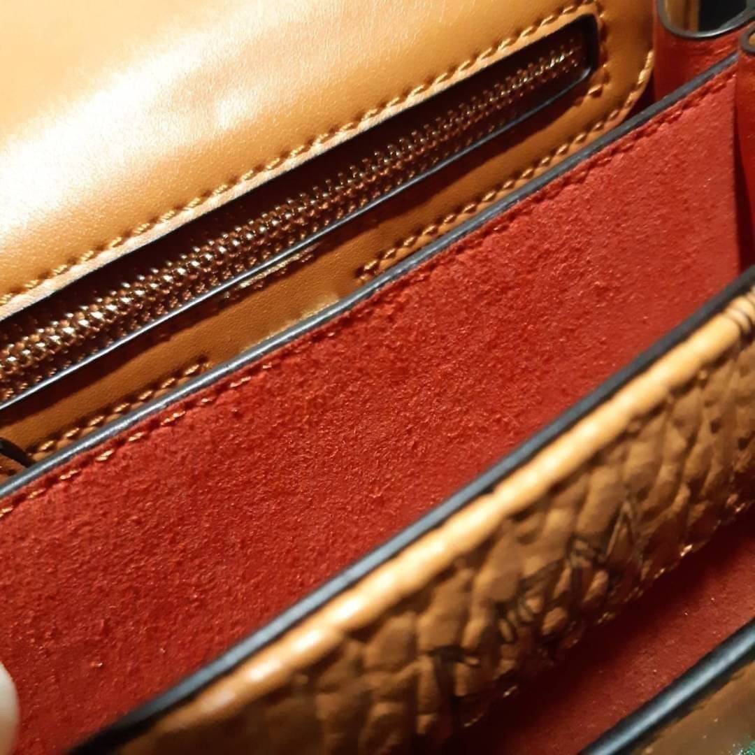 M.C.M MINI PATRICIA CROSSBODY IN VISETOS กระเป๋าสะพายไซส์มินิ เล็กๆแต่ดีเทลยิ่งใหญ่!! เป็นอีกหนึ่งรุ่นที่หรูเกินตัว ด้วยดีไซน์และขนาดพอเหมาะ สาวๆต้องปลื้มแน่นอนใบนี้ วัสดุหนังแคนวาสคุณภาพดีสลับหนังแท้ เปิด-ปิดด้วยตัวกดล็อคอะไหล่ทองสุดหรู ภายในเป็นหนังกลับ