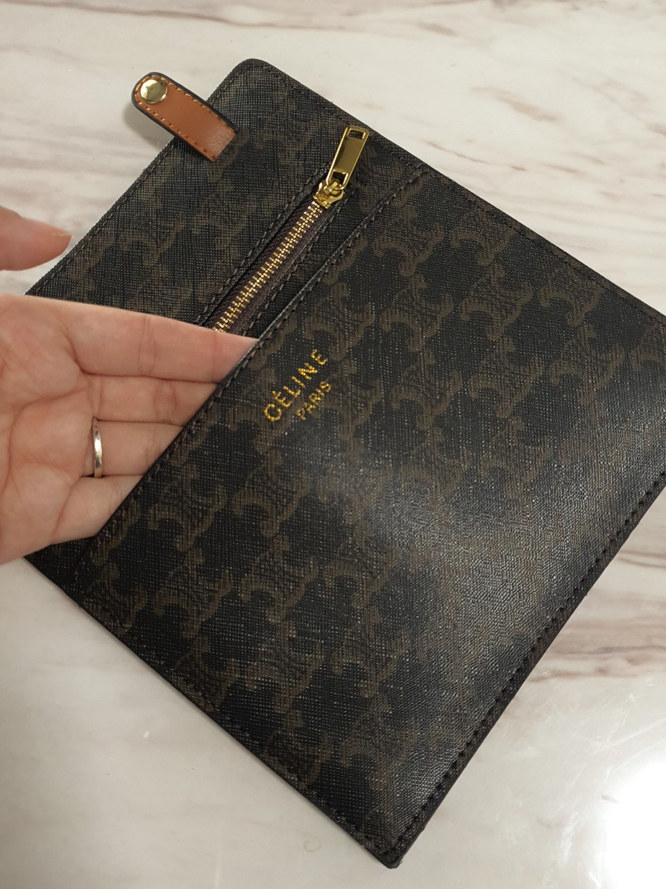 พรีเมี่ยมกิ๊ฟแท้ 100% 】CELINE BAG IN TRIOMPHE CANVAS AND CALFSKIN TAN VIP GIFT WITH PURCHASE (GWP) กระเป๋าสะพายไหล่/CROSSBODY ทรงสวยมีสไตล์เป็นเอกลักษณ์ตัวกระเป๋า ด้านหน้าประดับโลโก้แบรนด์สีทอง