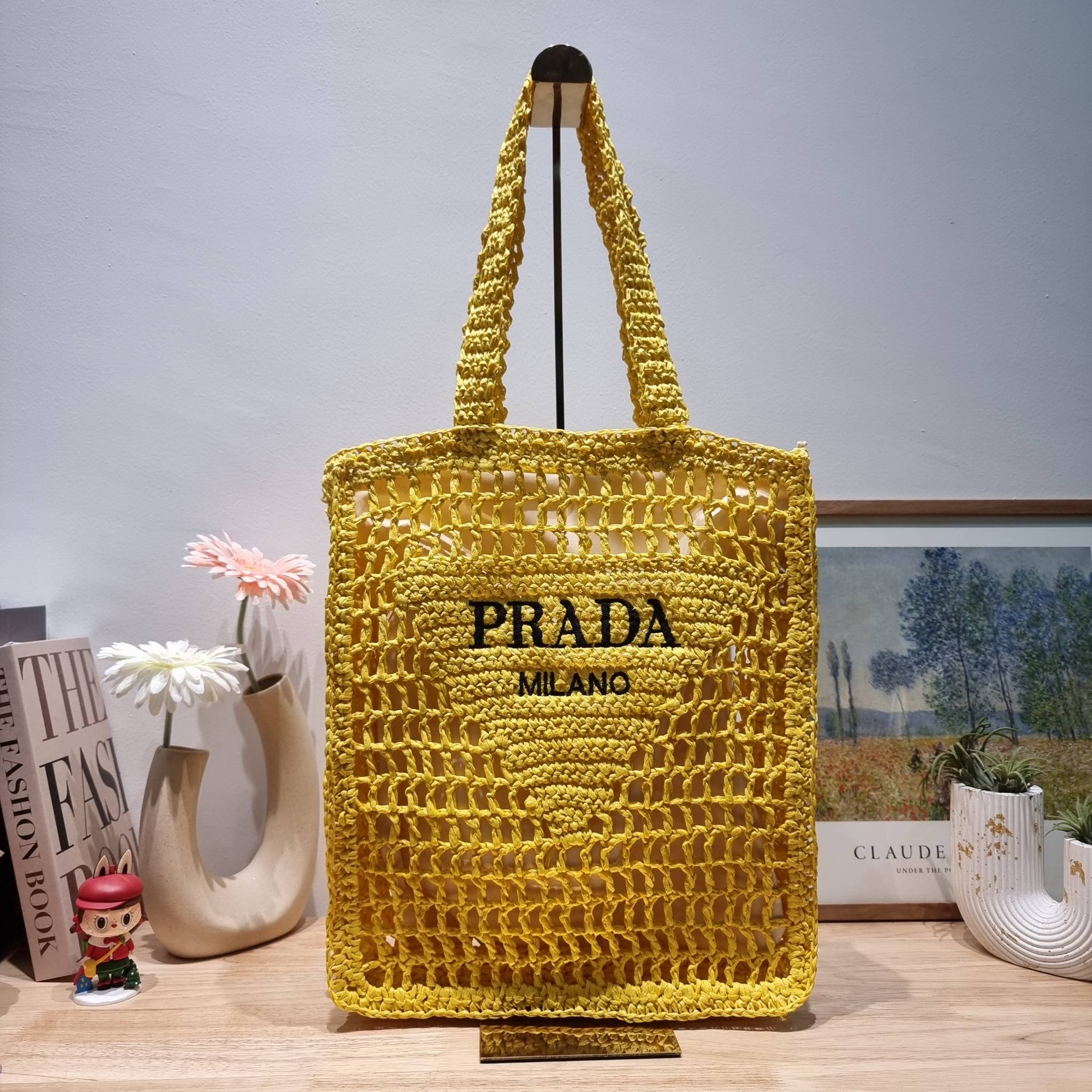 PRADA RAFFIA TOTE BAG สวยไม่ซ้ำใคร สไตล์บีช เหมาะมากกับการสะพายไปเที่ยวทะเล หรือจะใช้ในวันสบายๆก็ตอบโจทย์ กับกระเป๋าสะพายสานใบใหญ่ ตัวกระเป๋าเป็นวัสดุสังเคราห์จากธรรมชาติ