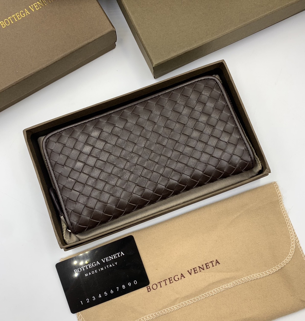หนังแท้ BOTTEGA VENETA LONG WALLET ZIP AROUND / BV Wallet / BV Long Wallet พร้อมส่งที่ไทย กระเป๋าสตางค์ใบยาวซิปรอบ งานหนังแท้ทั้งใบ รุ่นตามหา เป็นรุ่นยอดนิยม ใช้ได้ทั้งหญิงชาย คลาสสิกหยิบมาใช้งานได้บ่อยที่สุด ใช้ทนทานได้นานภาพสินค้าถ่ายจากงานขายจริง ใช้งา