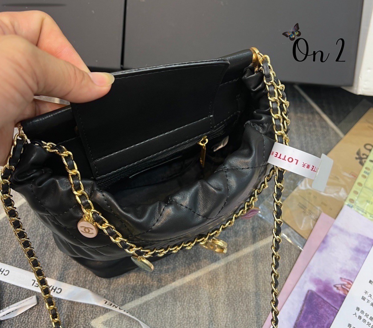 Chanel ss22 shopping tote / Chanel 23P mini bucket bag น่ารักมากๆ กับกระเป๋าสะพายไซส์มินิ ที่ปล่อยผ่านไม่ได้จริง ดีไซน์สายโซ่คล้องแขนตกแต่งอะไหล่ห้อยเพิ่มมูลค่า
