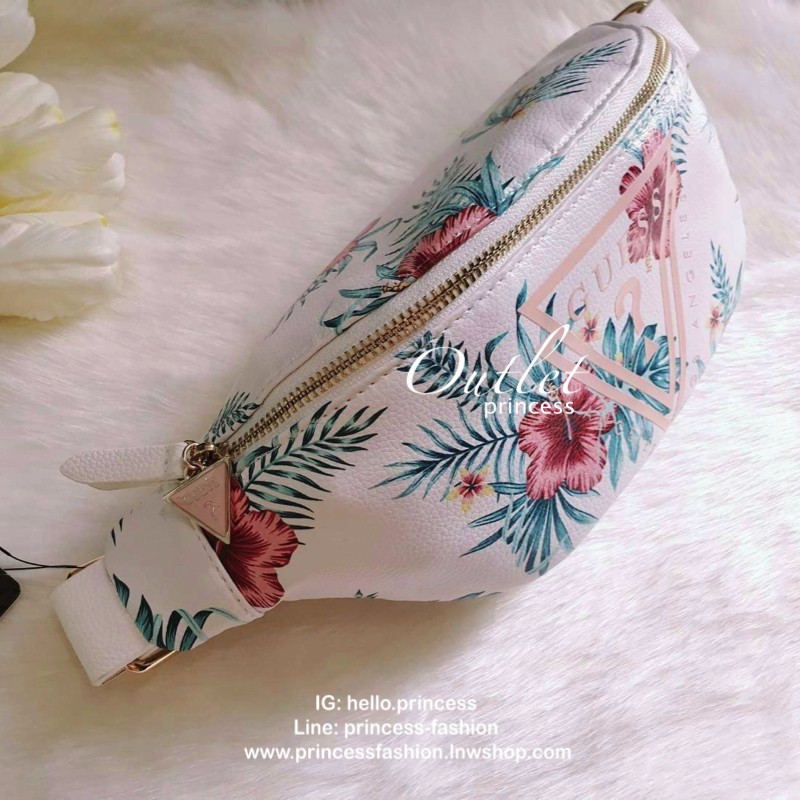 GUESS FERNANDA LOGO FANNY PACK กระเป๋าหนังนิ่มคาดเอว/อกพิมพ์ลายดอกไม้ดูอ่อนหวาน ด้านหน้าปั๊มโลโก้แบรนด์ทรงสามเหลี่ยม ตัวกระเป๋าเปิดปิดด้วยซิปใช้งานง่าย ภายในกระเป๋าโล่งกว้าง สามารถใส่มือถือได้ทุกรุ่น จุของได้เยอะ รับรองถูกใจสาวๆแน่นอนจ้า