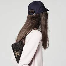 CELINE TRIOMPHE SHOULDER BAG IN TRIOMPHE อีกหนึ่งผลงานการออกแบบของ Hedi Slimane ที่ได้ดึงเอาเอกลักษณ์ต่าง ๆ ของ CELINE ออกมาและทำการตีความหมายใหม่จนได้กระเป๋าเรียบหรูและดูทันสมัย ให้คุณเลือกสะพายในชีวิตประจำวันเข้ากับการแต่งตัวสบาย ๆ หรือจะสะพายออกงานปาร์