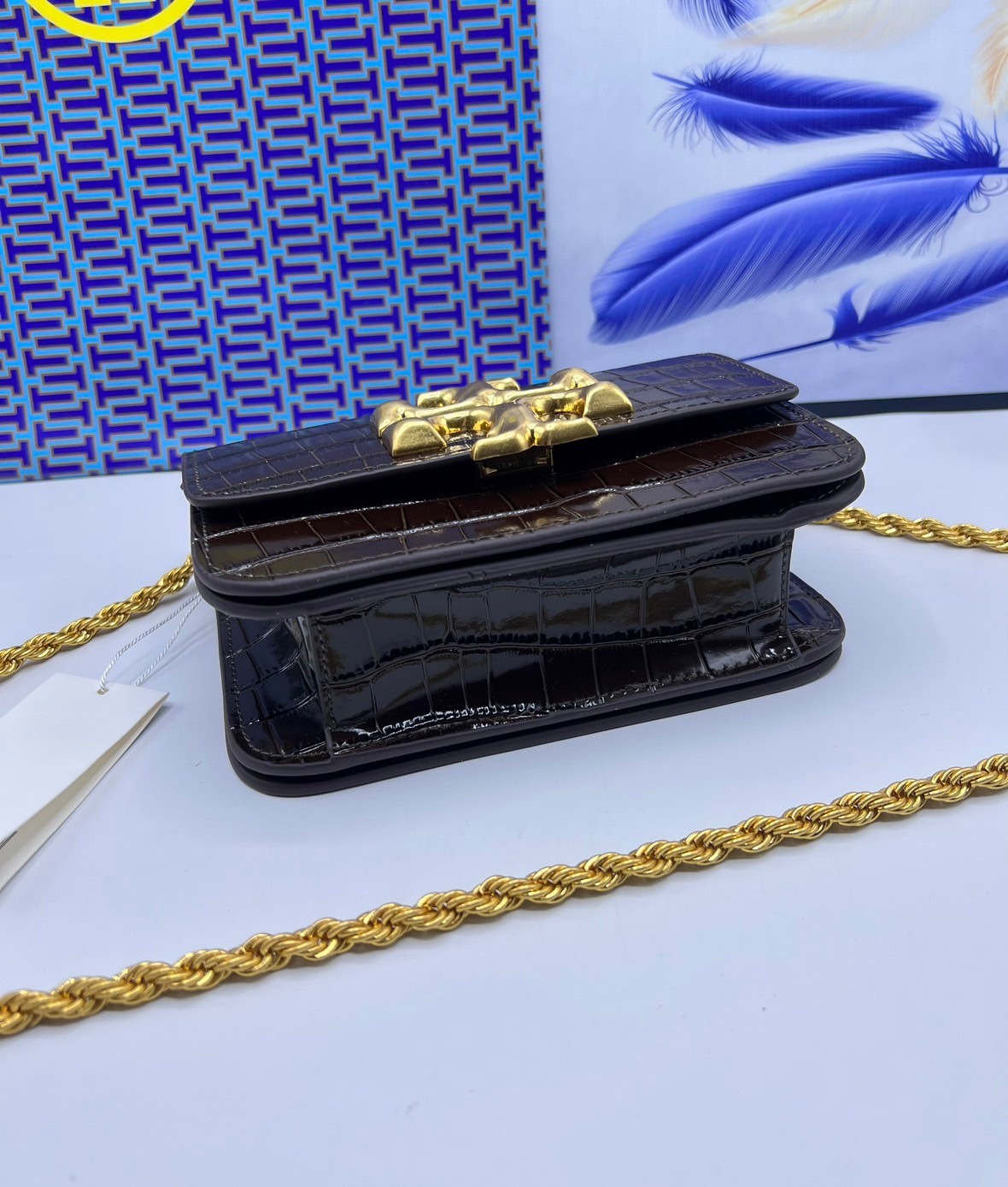 6 สี Tory Burch Croc Eleanor Small Bag / TORY BURCH ELEANOR CROC EMBOSSED LEATHER กระเป๋าสะพายหนังพิมพ์ลายจระเข้ ดีไซน์หรูหรา โด่นเด่นด้วยโลโก้แบรนด์อะไหล่ด้านหน้า และสายสะพายโลหะสีทอง