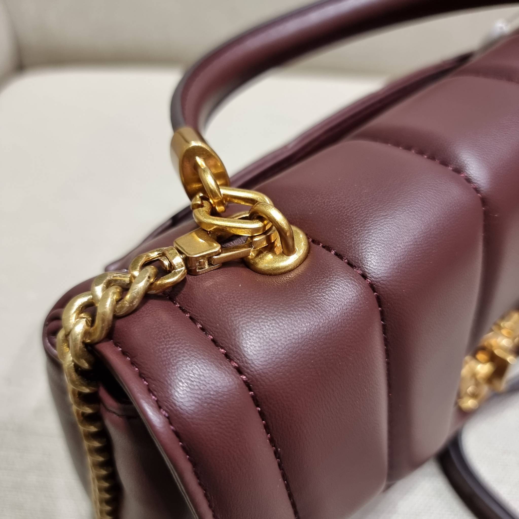 TORY BURCH KIRA QUILTED SMALL SATCHEL มาแล้วด่วนๆ!! กับคอลที่ปังไม่ไหว พร้อมเสิร์ฟสีคลาสสิค กระเป๋าถือ/สะพาย ทรงสวย สะพายคล่องตัว หนังแท้ ดีไซน์บุนวม เส้นคมสวยหรู วัสดุหนังแกะ สัมผัสดีงาม นิ่มมือ เปิด-ปิดด้วยอะไหล่บิดล็อค ภายในเป็นช่องโล่ง มีช่องซิป ใส่ขอ