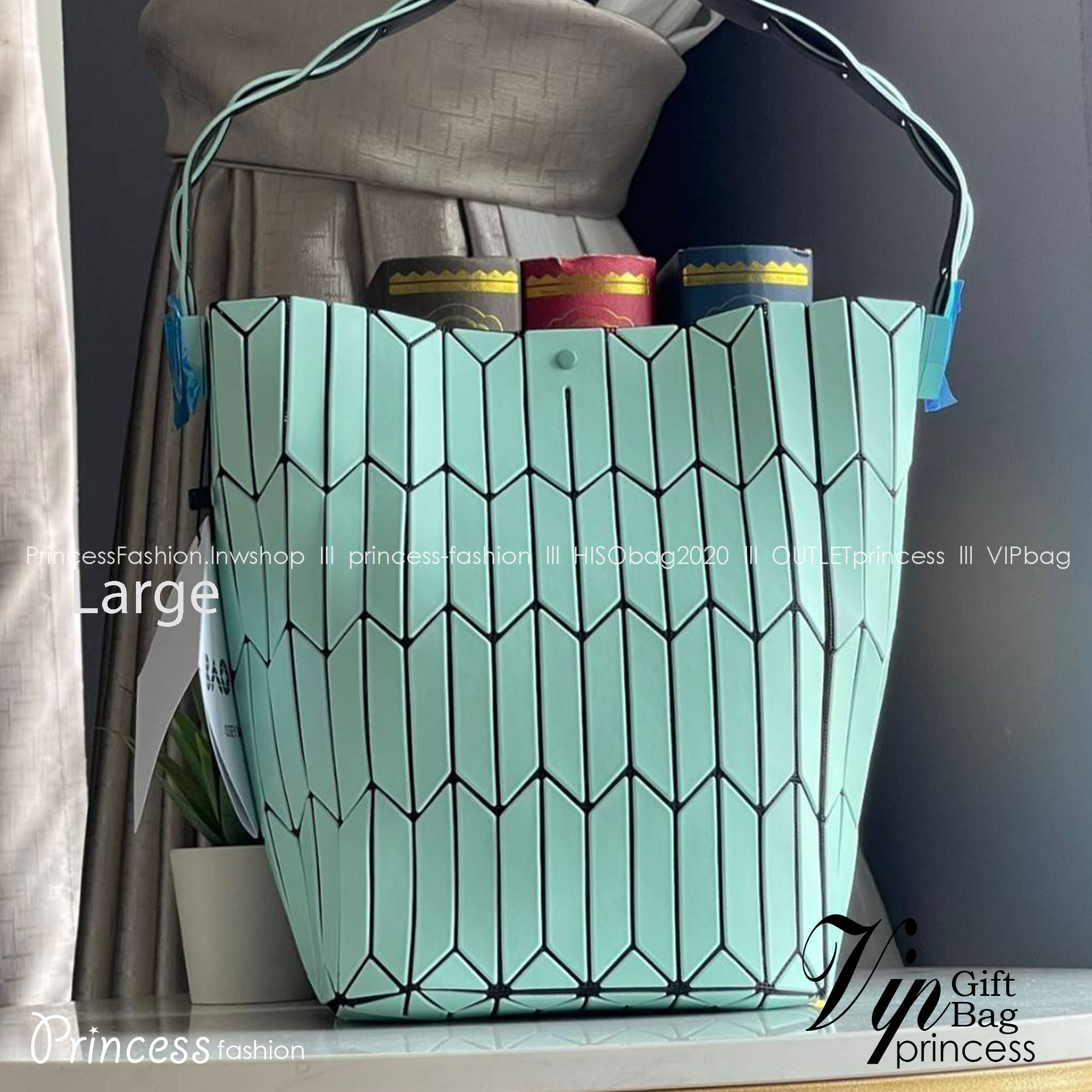 Baobao Issey Miyake Large Bucket กระเป๋าบัคเก็ตขนาดใหญ่สามารถใช้ใส่ร่มพับได้หรือขวดน้ำขนาดเล็กได้ ซีรีย์ใหม่นี้มีจุดเด่นที่แผ่นรูปทรงสี่เหลี่ยมด้านขนานในแนวตั้ง
