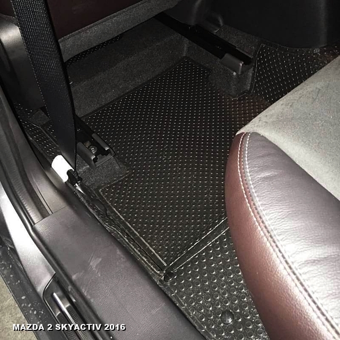 พรมปูพื้นรถยนต์ MAZDA 2 SKYACTIV 2014-2024 กระดุมเม็ดเล็กรีดขอบ สีดำ เต็มคัน เข้ารูป