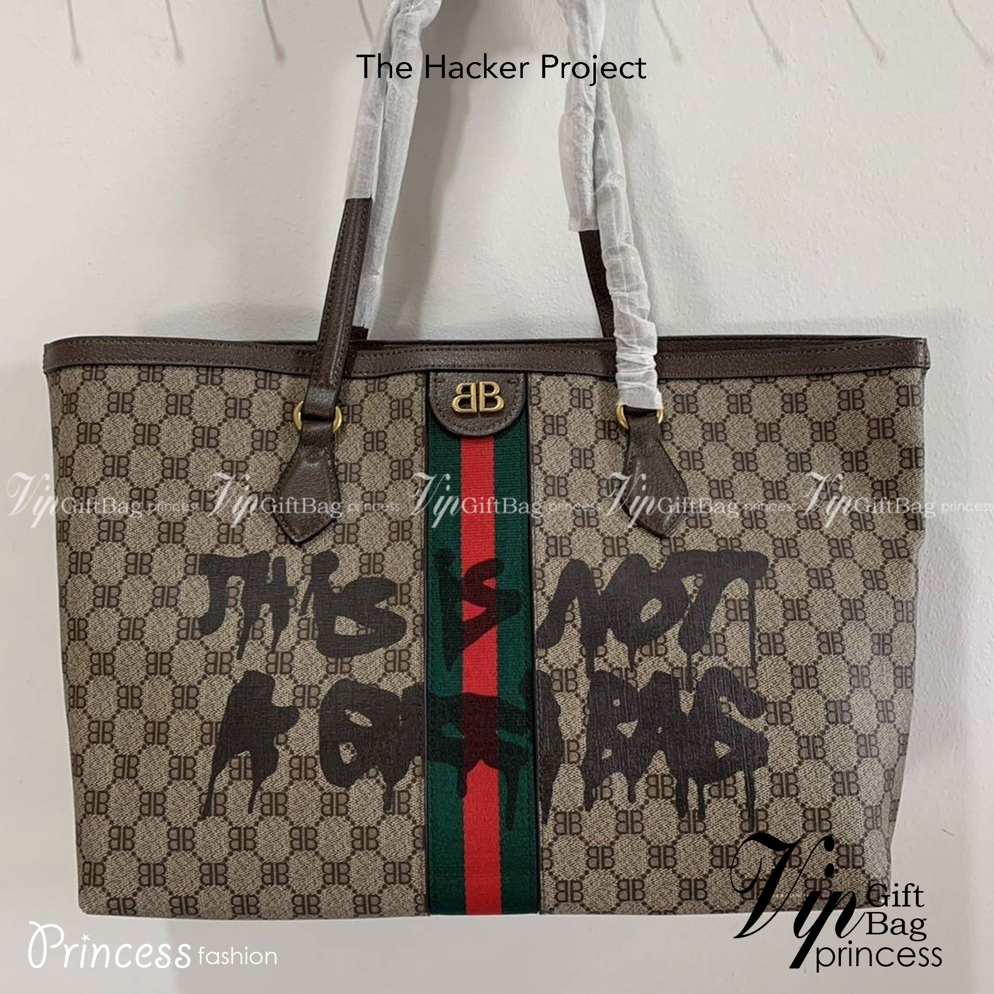 Gucci x Balenciaga The Hacker Project Graffiti Tote กระเป๋าช้อปปิ้งทรงโท้ท โดดเด่นด้วยลวดลายเพ้นท์กราฟฟิตี้ ใบใหญ่ จุสัมภาระได้อย่างจุใจ