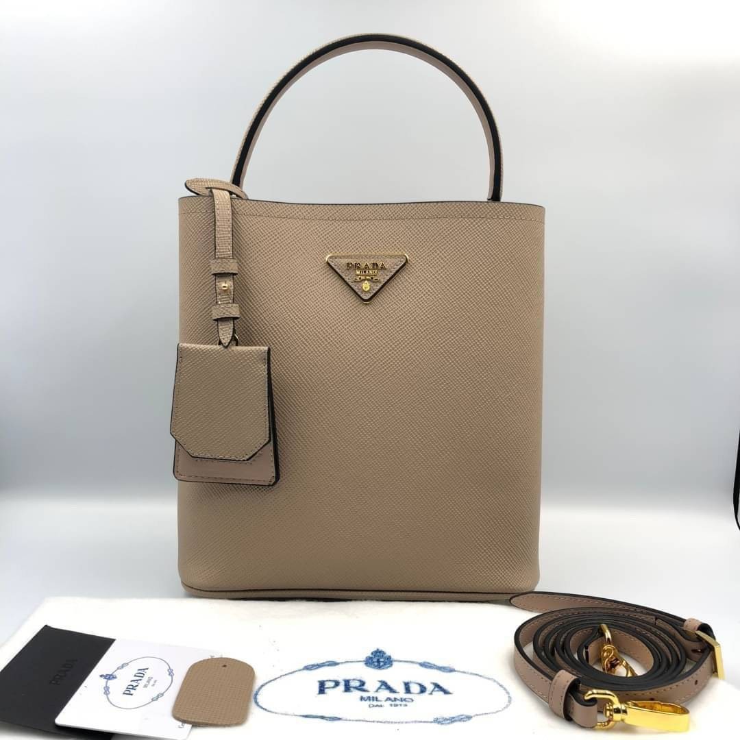 VIP 】หนังแท้ Prada Panier Bag Medium Saffiano Leather พร้อมส่งที่ไทย กระเป๋าสะพายข้างทรงบัคเก็ต จุของได้เยอะมาก เรียบแต่หรู ต้องใบนี้เลยค่าา