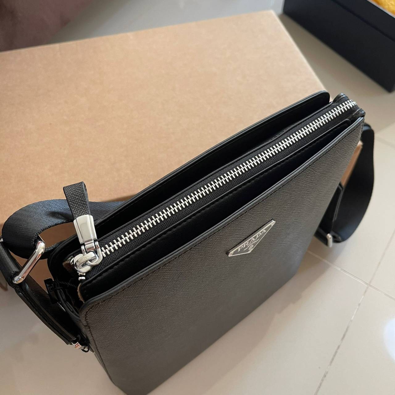 หนังแท้ PRADA SAFFIANO MAN BAG รุ่นตามหา Rare item!! กระเป๋าสะพายข้างคุณผู้ชาย งานสวยมาก เป็นหนังแท้ทั้งใบ ใส่ ipad ได้ จุของได้เยอะพอสมควรเลยค่ะ งานเรียบแต่หรูสุดๆ คุณภาพเกินราคาจริงๆ ค่าา