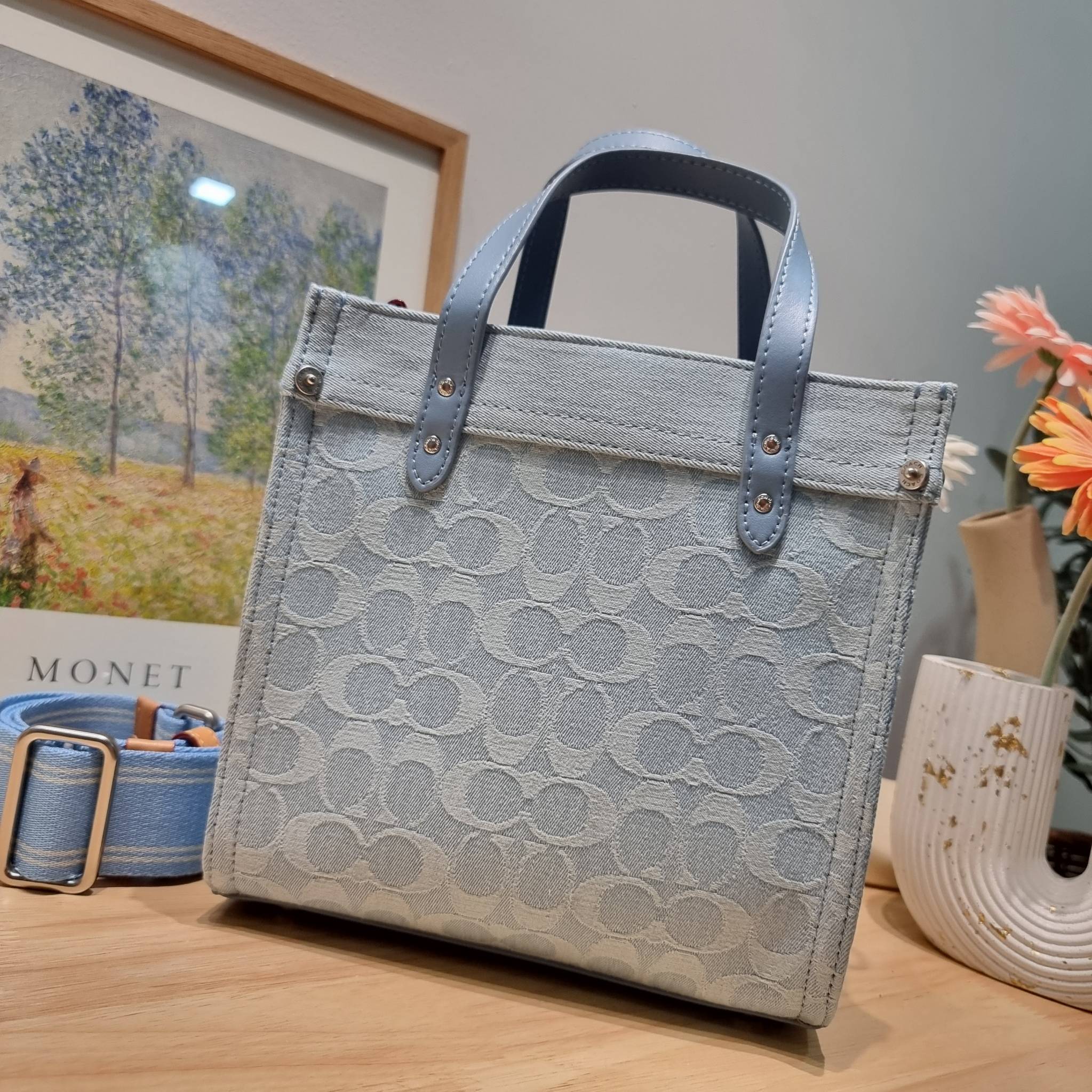 COACH FIELD TOTE 22 IN SIGNATURE DENIM / CJ853 คอลเลคชั่นใหม่ พร้อมสีใหม่ยังไม่เข้าไทย ให้ทุกคนได้มีสวยก่อนใครไปเลย!! กับกระเป๋าทรงโท้ท ไซส์กำลังสวย ดีเทลปั๊มผิวเต็มใบ ดูดี มี texture บวกกับสายสะพายสปอร์ตสีตัดกับกระเป๋า