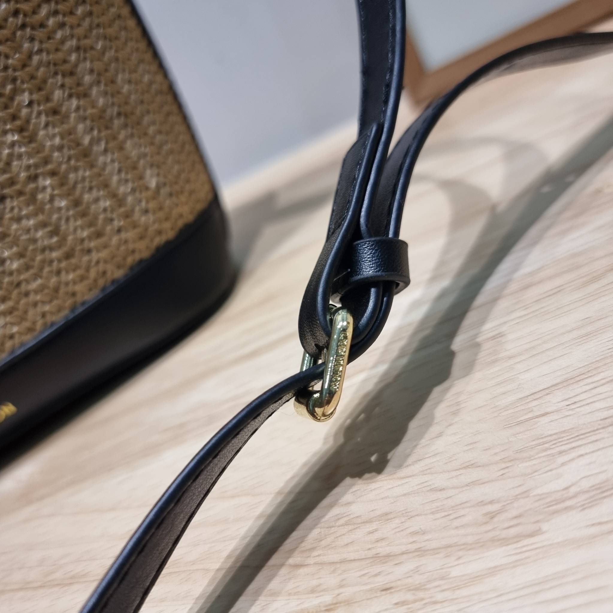 LV PETIT BUCKET BAG ไอเท็มเอ็กซ์คลูซีพจัดมาให้สาวๆโดยเฉพาะ!! กับกระเป๋าสะพายรุ่นลิมิเต็ดหายาก รูปทรงสวยงามสานเต็มใบ และยังโดดเด่นด้วยโลโก้