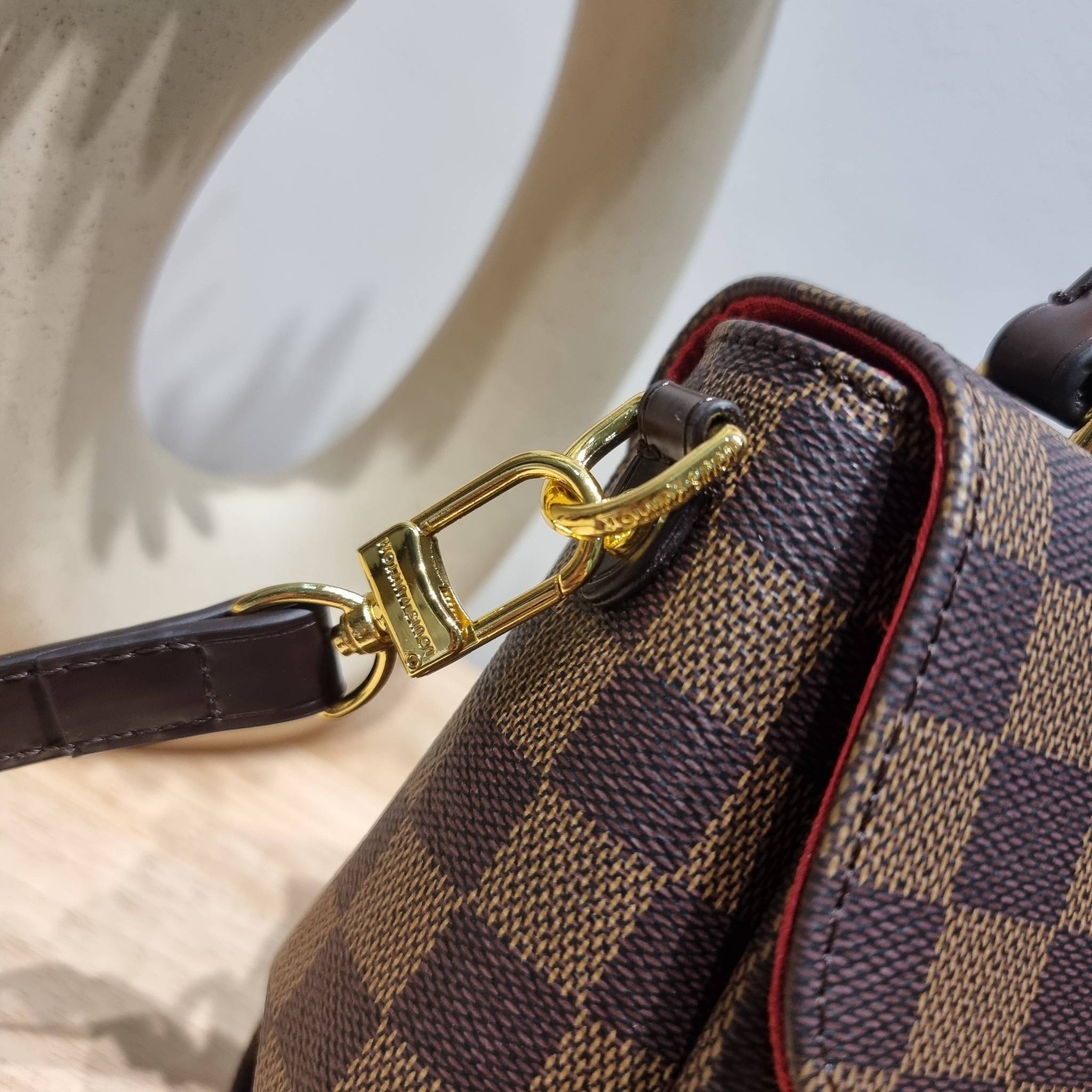 LV CROISETTE CROSSBODY BAG ให้สาวๆได้สวย ในราคาจับต้องได้ กับกระเป๋าสะพายข้าง ดีไซน์ลวดลายตารางเอกลักษณ์ คลาสสิคแต่ดูผู้ดี วัสดุหนังแคนวาส เปิด-ปิดด้วยตัวล็อคแน่นหนา ภายในโล่งกว้าง ใส่ของสำคัญได้ครบถ้วน สายสะพายถอดออกได้ ปรับได้ มีหูจับในตัว ถือเก๋ๆ หรือจ