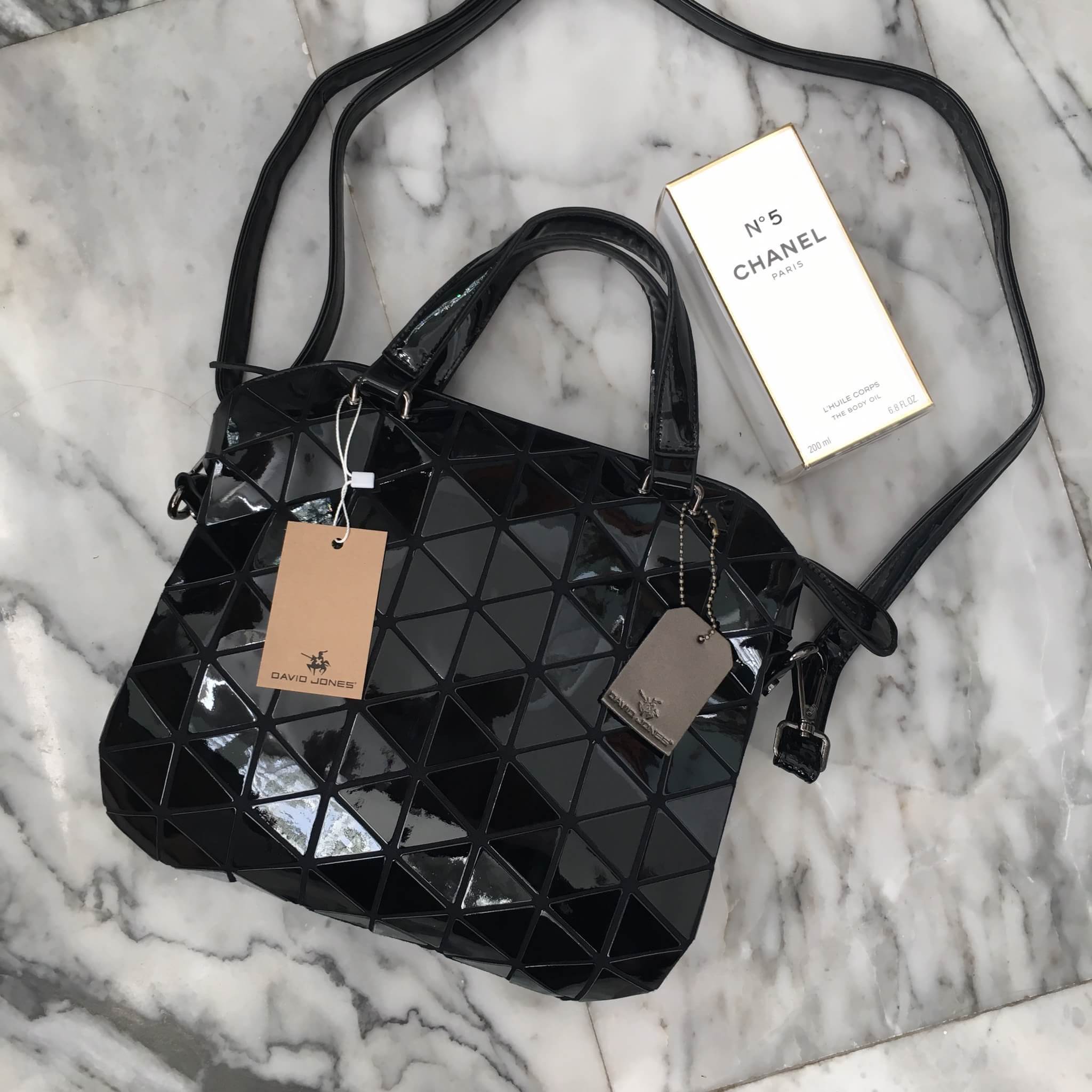 ทรงสุดฮิตจากแบรนด์ David Jones กระเป๋า ทรง Tote ตัวกระเป๋าเย็บติด ด้วยแผ่นอคิลิค สีดำสุดหรู ดีไซน์เกร๋ #จุดเด่นที่ น้ำหนักเบา สามารถ ถือ หรือ สะพายไหล่ได้คะ ใบใหญุจุของคุ้ม แต่น้ำหนักเบาคะ มีใบเดียวจบ #ควรมีติดตู้คะแนะนำเลย