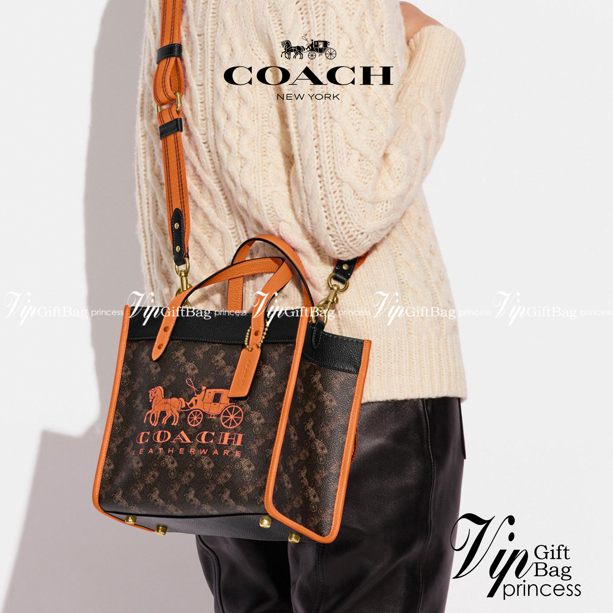 COACH C8456 FIELD TOTE 22 WITH HORSE AND CARRIAGE PRINT AND CARRIAGE BADGE คอลเลคชั่นสุดคลาสสิค ต้อนรับซัมเมอร์ ทั้งสดใสและร้อนแรง สวยหรูดูแพงในไอเท็มเดียว กระเป๋าทรงโท้ท ไซส์กำลังสวย น่ารักน่าใช้ ฟังก์ชั่นการใช้งานสะดวกที่สุด มีทั้งสายคล้องแขนในตัว และสา