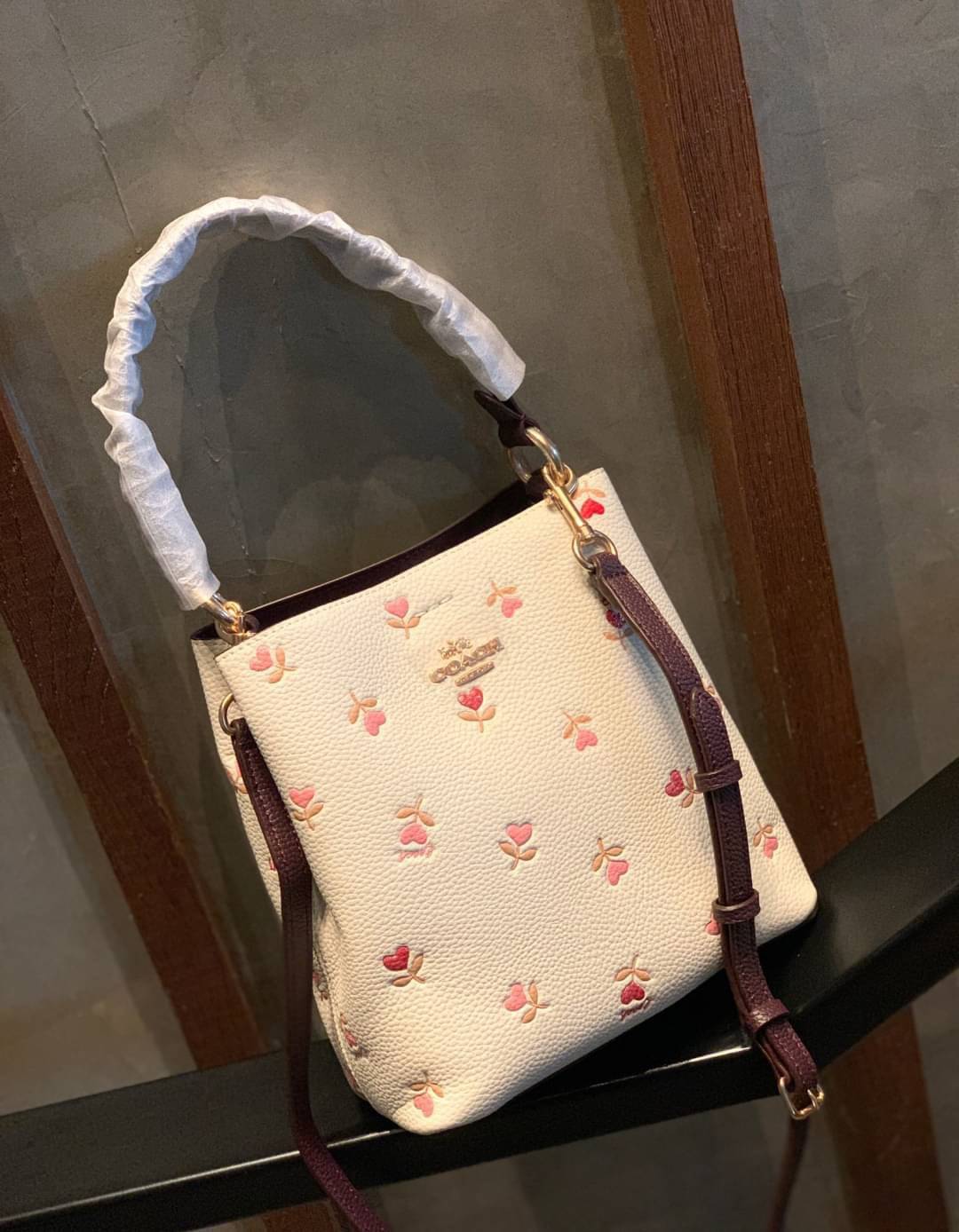 COACH SMALL TOWN BUCKET BAG WITH HEART FLORAL PRINT ((C2811)) 💐พร้อมส่งสินค้าห้ามพลาดค่ะ! กระเป๋าหิ้ว//คล้องไหล่//สะพายครอสบอดี้ร์ได้ ใบเดียวเอาอยู่จร้า😘 หนังแท้โดดเด่นด้วยดอกหัวใจนูนสลับวิ้งๆ ได้สวยงามน่ารักมากๆค่ะ