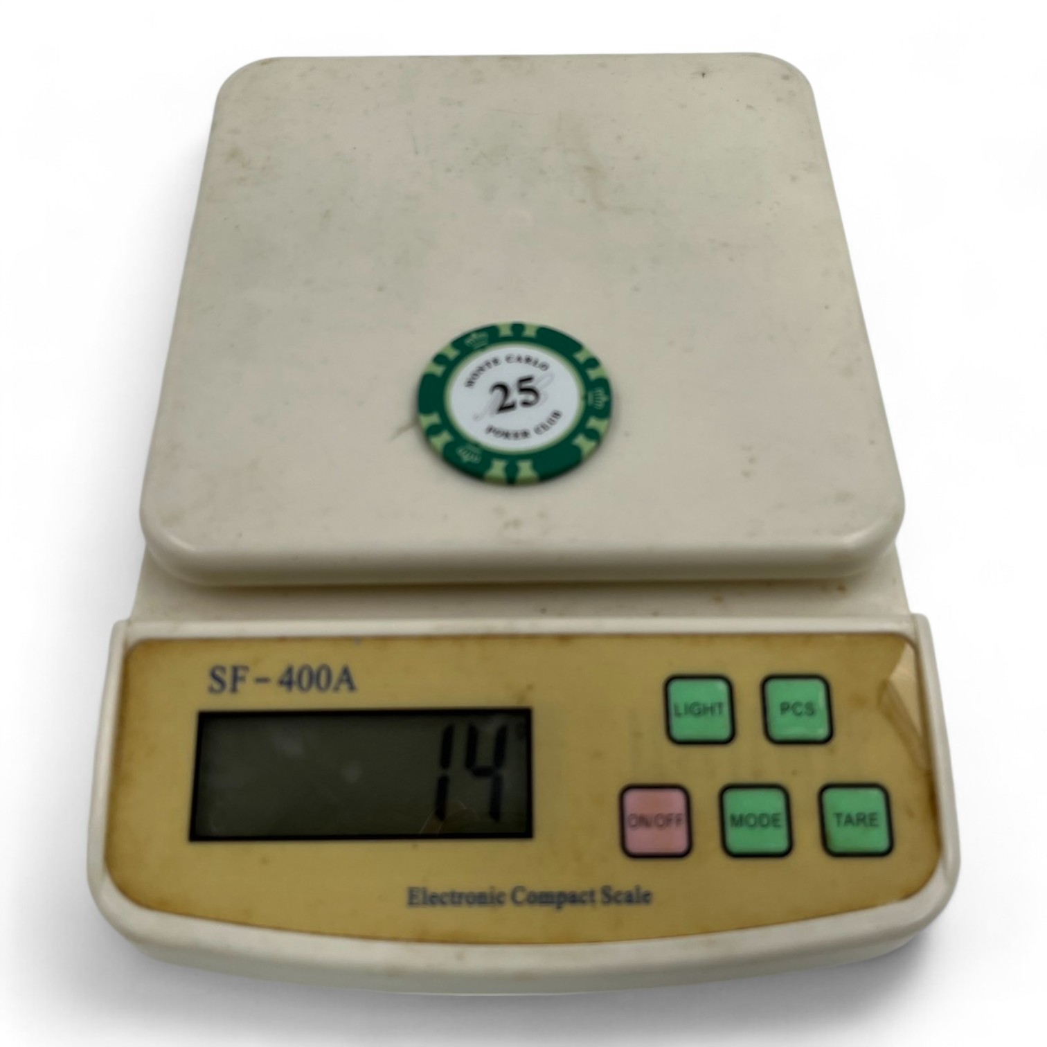 ชุดกระเป๋าสีดำทรงหนาพร้อมชิพโป๊กเกอร์MONTE CARLO จำนวน300 เหรียญและแผ่นปูรอง10คนลายเขียวดำและอุปกรณ์อื่นๆ