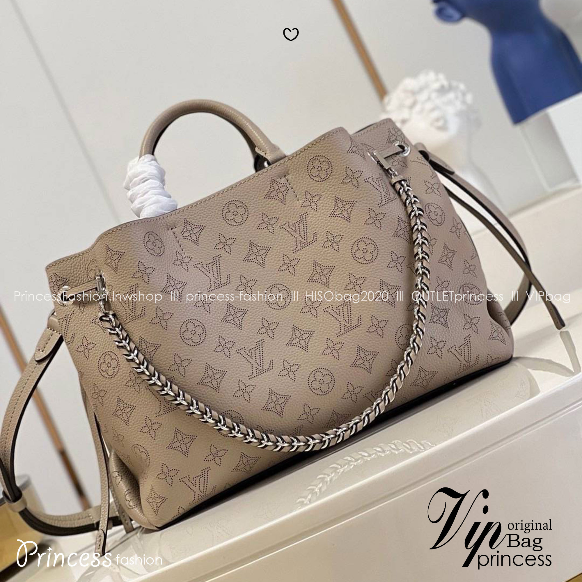 VIP ORI หนังแท้ | เกรดดีสุด LV Bella Tote Bag กระเป๋าทรงโท้ทผสานดีไซน์ทรงบัคเก็ตสุดคลาสสิก ฉลุลายโลโก้แต่งดีเทลจับจีบอย่างพิถีพิถัน หนังแท้สัมผัสนุ่มโทนสีเทาเรียบหรูสง่างาม