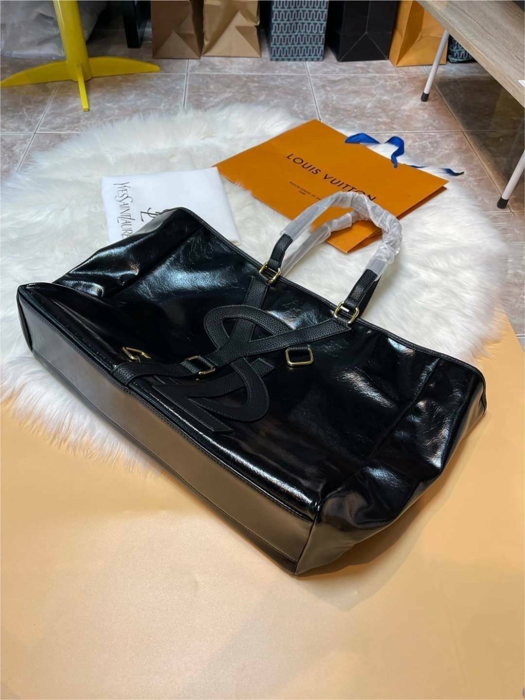 YSL Vavin Tote in Black Classic Leather / YSL SHOPPING E/W IN SUPPLE LEATHER รุ่นหนังเงา กระเป๋าทรงโท้ทใบใหญ่ หน้าโลโก้ใหญ่โดดเด่น ช่องกว้างใช้งานง่าย ภายในโล่งกว้างมาก ใส่ของได้สบาย หิ้วไปเที่ยวต่างจังหวัด สะพายไปต่างประเทศตามใจ!! เลิศตรงที่ดีไซน์ใบนี้เป