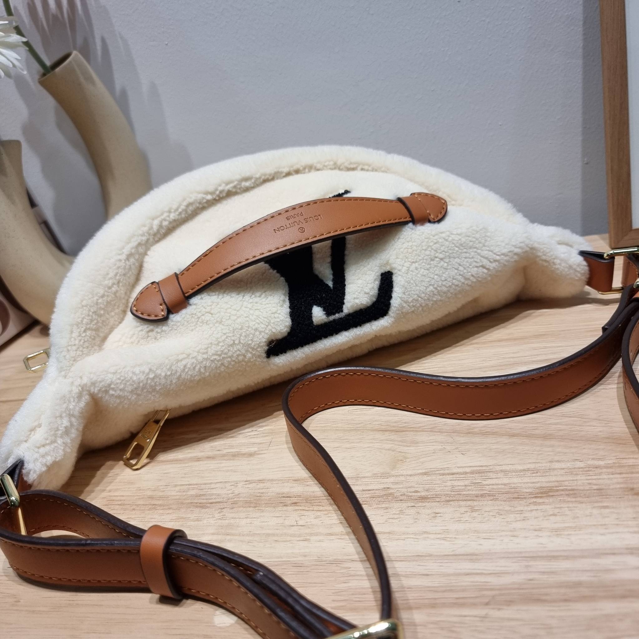 LV BUM BAG MONOGRAM TEDDY FLEECE / LV Teddy Limited Edition Bumbag ไอเท็มที่ต้องมี กับกระเป๋าคาดอก ดีไซน์เอกลักษณ์ โดดเด่นด้วยจัมโบ้ฟ้อนท์สีตัดกับตัวกระเป๋า เปิด-ปิดด้วยซิป ภายในเป็นช่องโล่ง โดยตัวกระเป๋าจะมีหูจับในตัว และสายสะพายที่สามารถปรับได้ตามตัว รุ