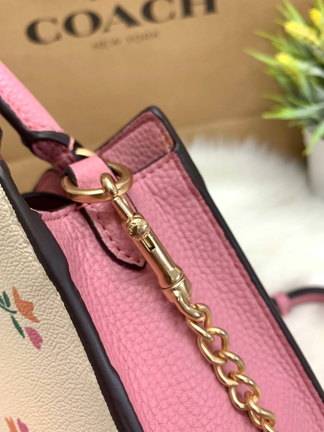 COACH MINI PEPPER CROSSBODY WITH HEART PETAL PRINT ((C7599)) พร้อมส่งที่ น้องใหม่ล่าสุดค่าา! กระเป๋าสะพายครอสบอดี้ร์ หรือหิ้วออกงานก็สวยไม่น้อยทีเดียวค่ะ หนังแท้นิ่มสวย ตัวกระเป๋าทำลายดอกหัวใจได้สวยงามน่าใช้มากๆเลยค่ะ