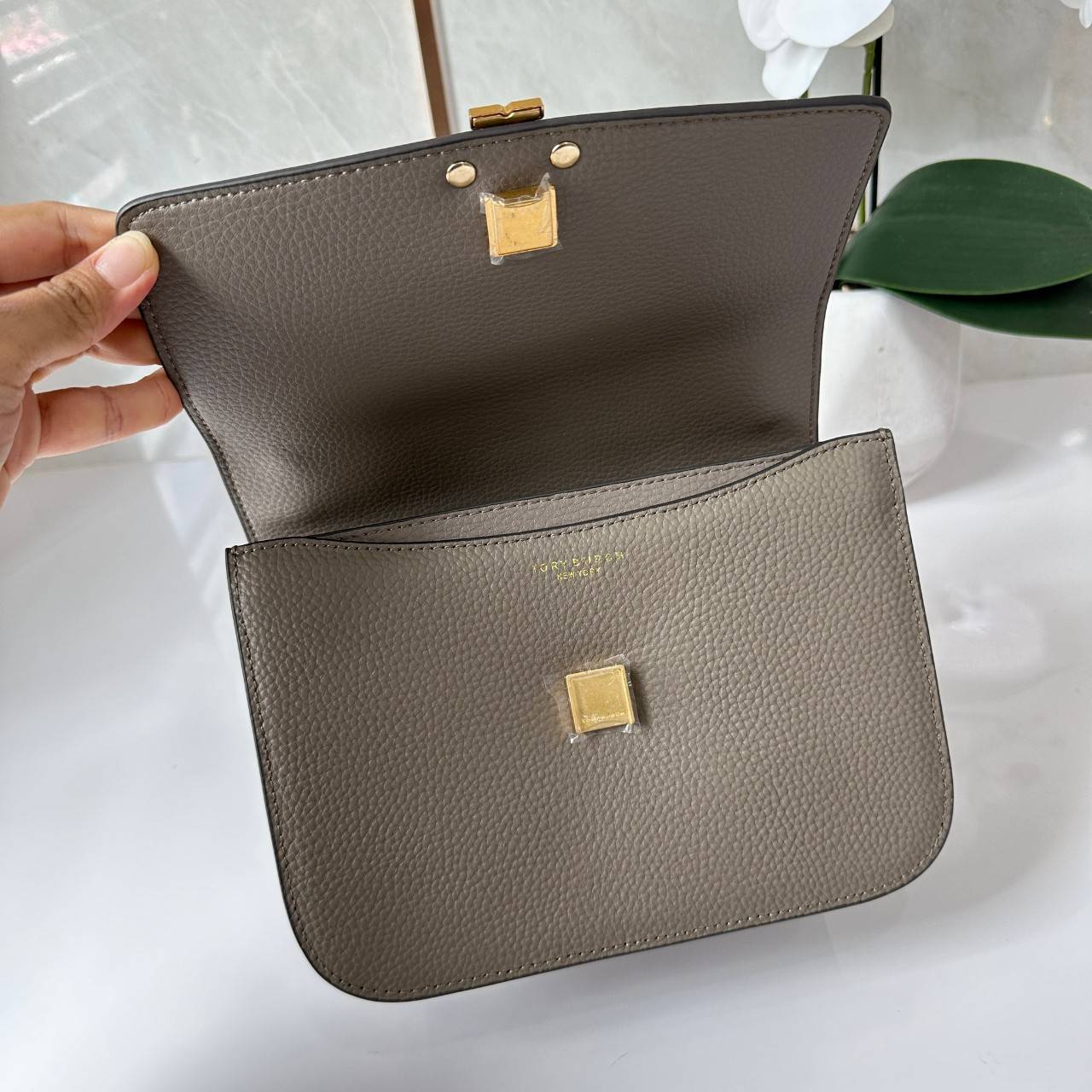 Tory Burch Britten Small Convertible Shoulder Bag คอลเลคชั่นใหม่สุดเรียบหรู กระเป๋าสะพายไหล่หรือสะพายข้าง วัสดุหนังอย่างดี ภายในแบ่งช่องเป็นสัดส่วน