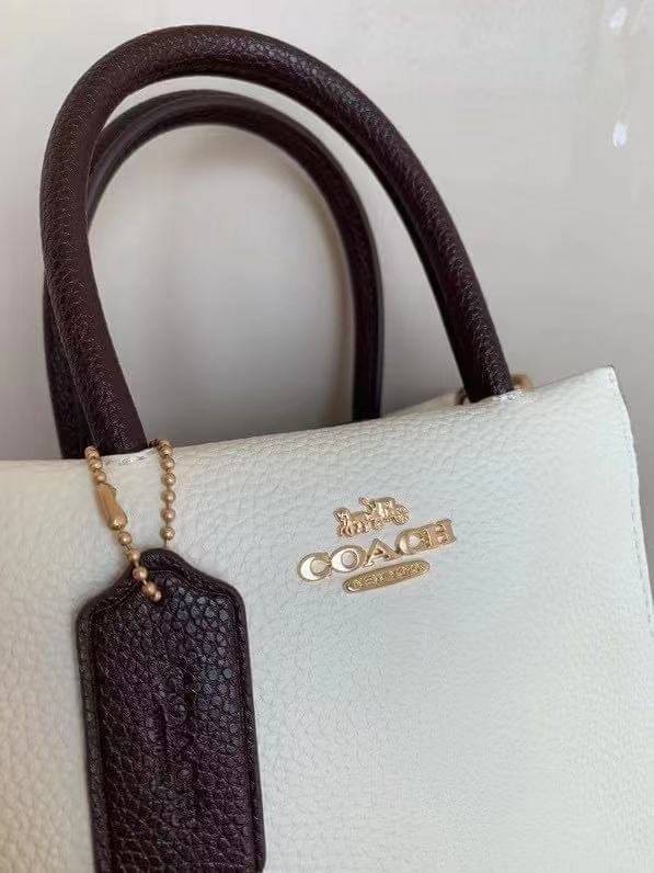 COACH MINI CALLY CROSSBODY IN SIGNATURE ((3599, 2184, 5693, 2134, 2183)) พร้อมส่งที่ไทยทันที! กระเป๋าสะพายครอสบอดี้ร์ กระเป๋าครอสบอดี้โท้ทมินิไซส์ รุ่นใหม่สุดฮอต!! ใบจริงคือน่ารักม้ากกกก!! สวยอยู่ทรง น่ารักน่าใช้ ทรงTote ปากกระเป๋าเปิดปิดแบบแม่เหล็ก ภายใน