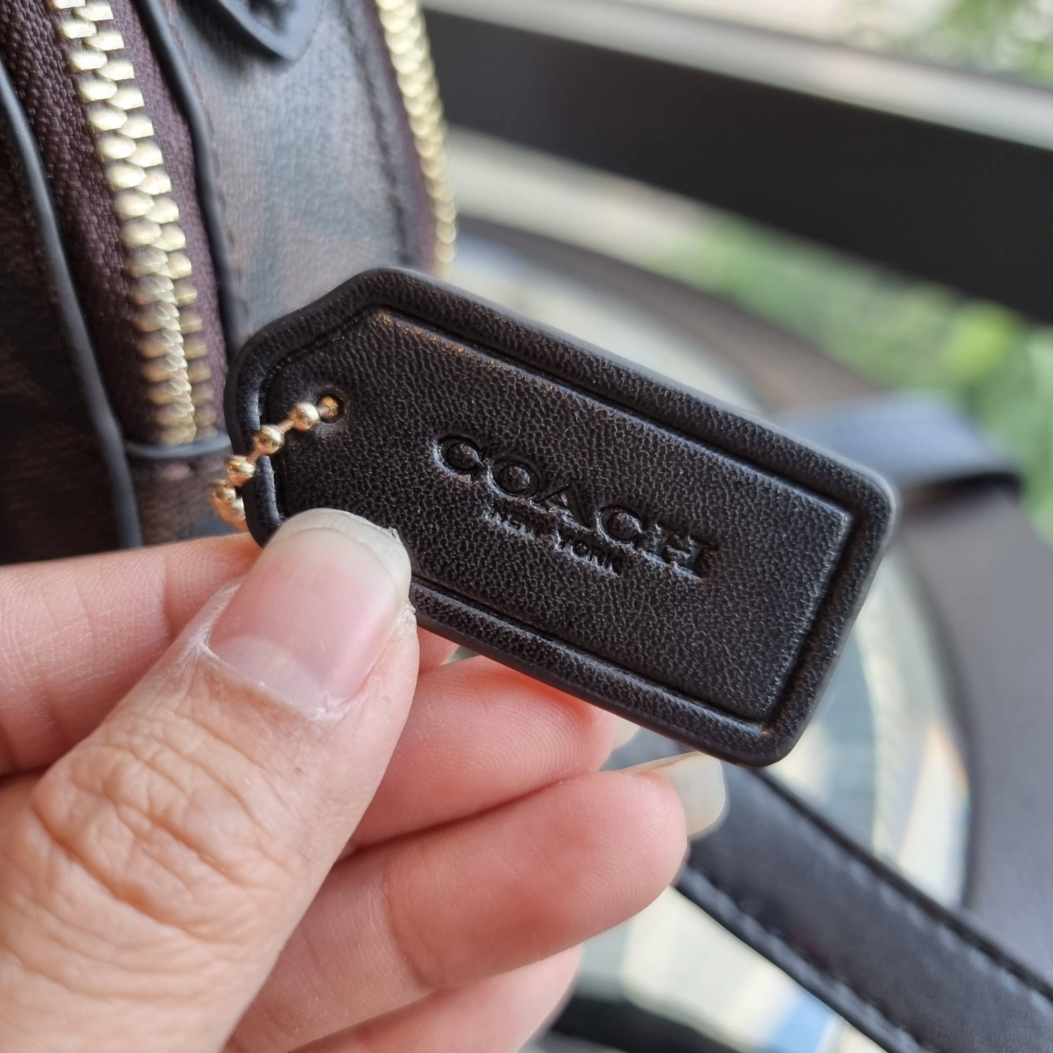OUTLET 】COACH 1591 SERENA SATCHEL IN SIGNATURE CANVAS กระเป๋าสะพายคอลเลคชั่นยอดฮิต ดีไซน์ลุคผู้ดี ต้องยกให้น้องใบนี้เลย!! จัดสีขายดี สีลุคคุณหนูมาให้ สวยตาแตก!! วัสดุหนังแคนวาส เปิด-ปิดด้วยซิป 2 ช่องหลัก ภายในเป็นช่องโล่ง เก็บของได้แบบสบายๆ ใส่มือถือได้ทุ