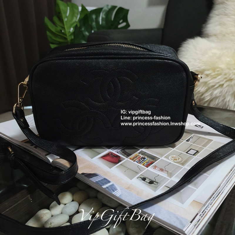 CHANEL VIP GIFT BAG รุ่น CAVIER CROSSBODY กระเป๋าของสมนาคุณ จากพรีเมี่ยมกิ้ฟแบรนด์ดังอย่าง CHANEL วัสดุหนังสังเคราะห์ ลายคาเวียร์สุดหรูเต็มใบ #เล่นแสงสวยมาก ด้านในเปิดปิดด้วยซิปCC อะไหล่ทอง มีช่องซิปแยกอีกหนึ่งช่อง สามารถใส่กระเป๋าสตางค์ใบยาว ของจุกจิกได้