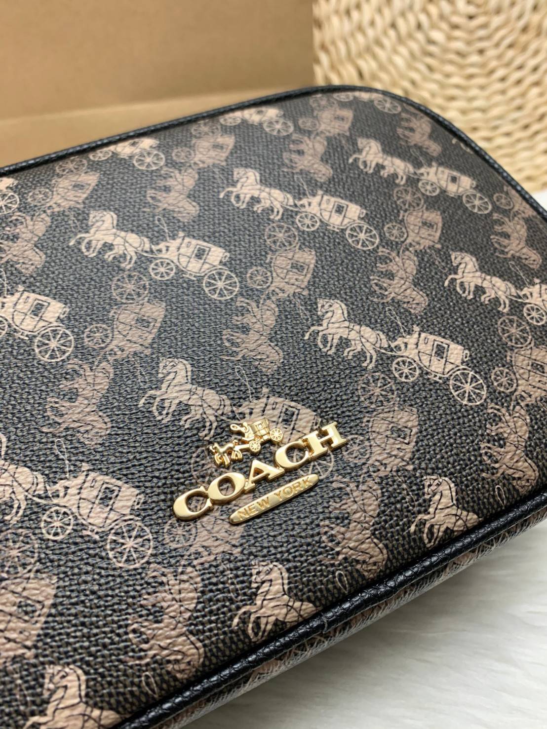 COACH JES CROSSBODY WITH HORSE AND CARRIAGE PRINT ((91109)) กระเป๋าสะพายครอสบอดี้ร์ หนังแท้นิ่ม ลายปริ้นรถม้าทั้งใบสวยงามมากๆค่ะ กระเป๋าแบ่งเป็น2ช่องซิปหลัก ช่องกว้างสามารถใส่กระเป๋าเงินใบยาวได้;ของจำเป็นได้ครบเลยค่ะ;มีช่องให้ใส่ของจุกจิก;พร้อมช่องโล่งด้า