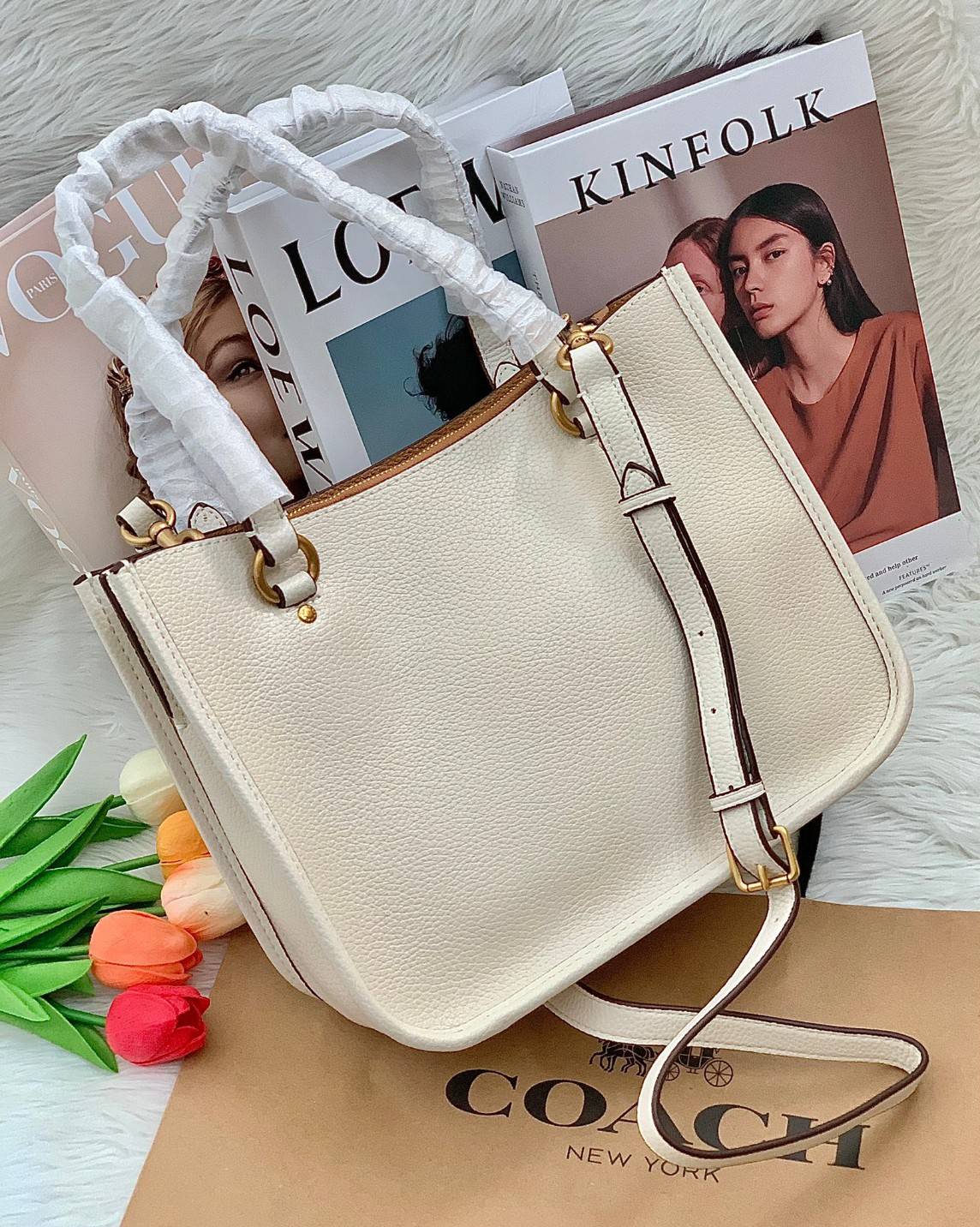 COACH C3889 TYLER CARRYALL 28 IN SIGNATURE CANVAS ((C3460//C3889)) รุ่นยอดฮิตที่สาวๆหลายคนเรียกร้อง กับกระเป๋าถือ/สะพายทรงสวย ที่มาพร้อมสายสะพายไหล่ในตัว และสายครอสบอดี้สำหรับสะพายข้าง ตัวกระเป๋าถูกแบ่งเป็นสัดส่วนสวยงาม มีช่องซิปกลางที่ใหญ่พอสมควร และยังม