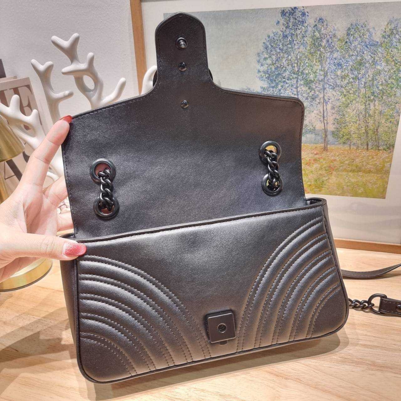 GG MARMONT SHOULDER BAG กระเป๋าสะพายข้างรุ่นคลาสสิค ดีไซน์ใหม่ อะไหล่ดำ สะพายขับผิว ดูแพง อัพลุคได้สบายๆ เปิด-ปิดด้วยตัวกดล็อคแน่นหนา ด้านหลังดีไซน์รูปหัวใจ 🖤