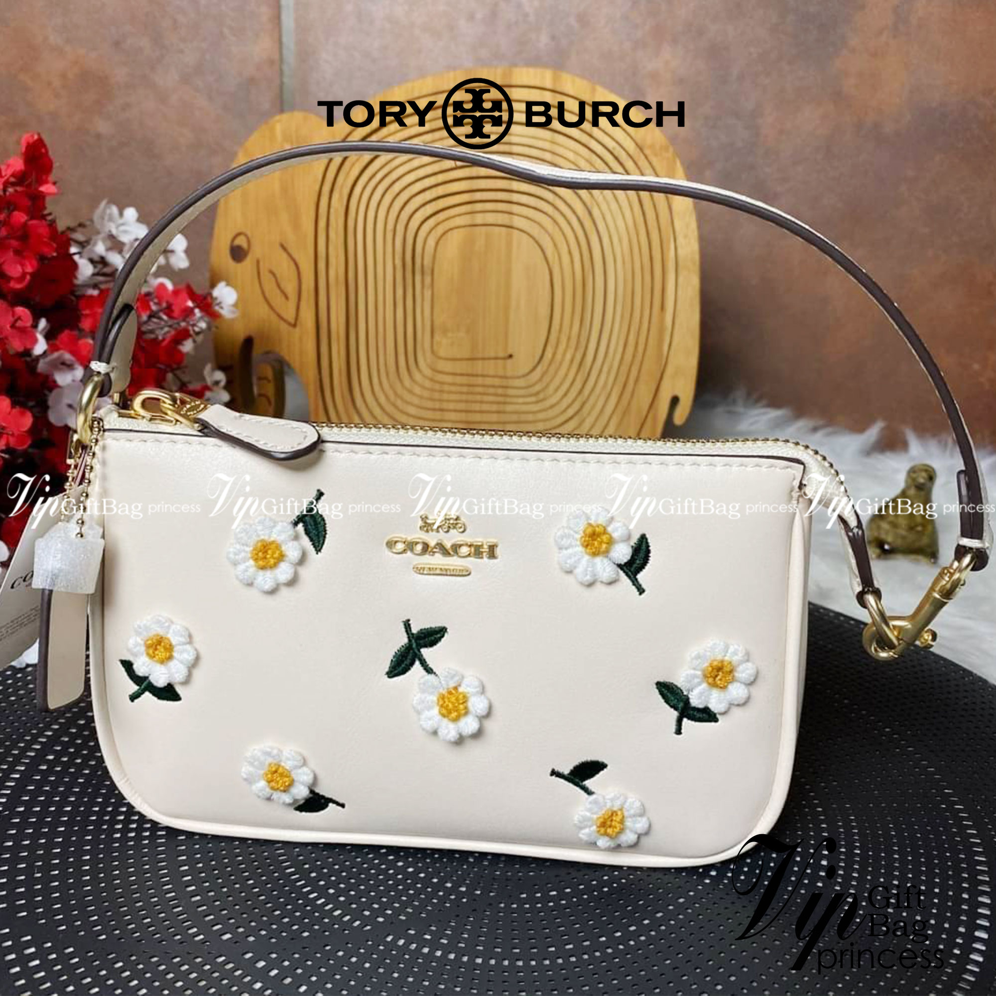 COACH NOLITA DAISY BAG (coach C3356) พร้อมส่งทันทีค่ะ! กระเป๋าหิ้ว//คล้องไหล่ หนังแท้เรียบสวย จุดเด่นด้านหน้าปักดอก Daisy แบบ3D นูนขึ้นมาสวยงามสะดุดดตามากๆค่ะ เปิดปิดกระเป๋าแบบซิป ภายในใส่มือถือได้ทุกรุ่น;กระเป๋าเงินใบกลางได้;มีช่องเสียบบัตร2ช่อง;และช่องใ
