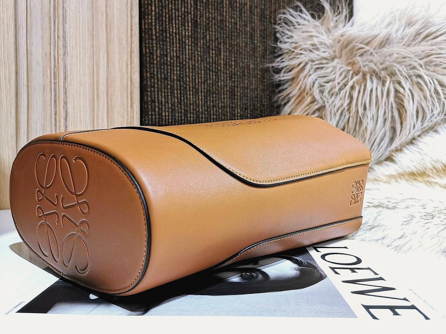 พร้อมส่งความสวย! Super Rare! ห้ามพลาด! LOEWE HOBO LEATHER SHOULDER BAG VIP GIFT WITH PURCHASE (GWP) กระเป๋าหนังแท้พรีเมี่ยมกิ๊ฟ Limited Edition จาก LOEWE PERFUME DUTYFREE รุ่น Rare items วัสดุหนังแท้ Lambskin หนังนิ่มสวยดีไซน์หรูด้านหน้าฉลุโลโก้ Loewe Ana